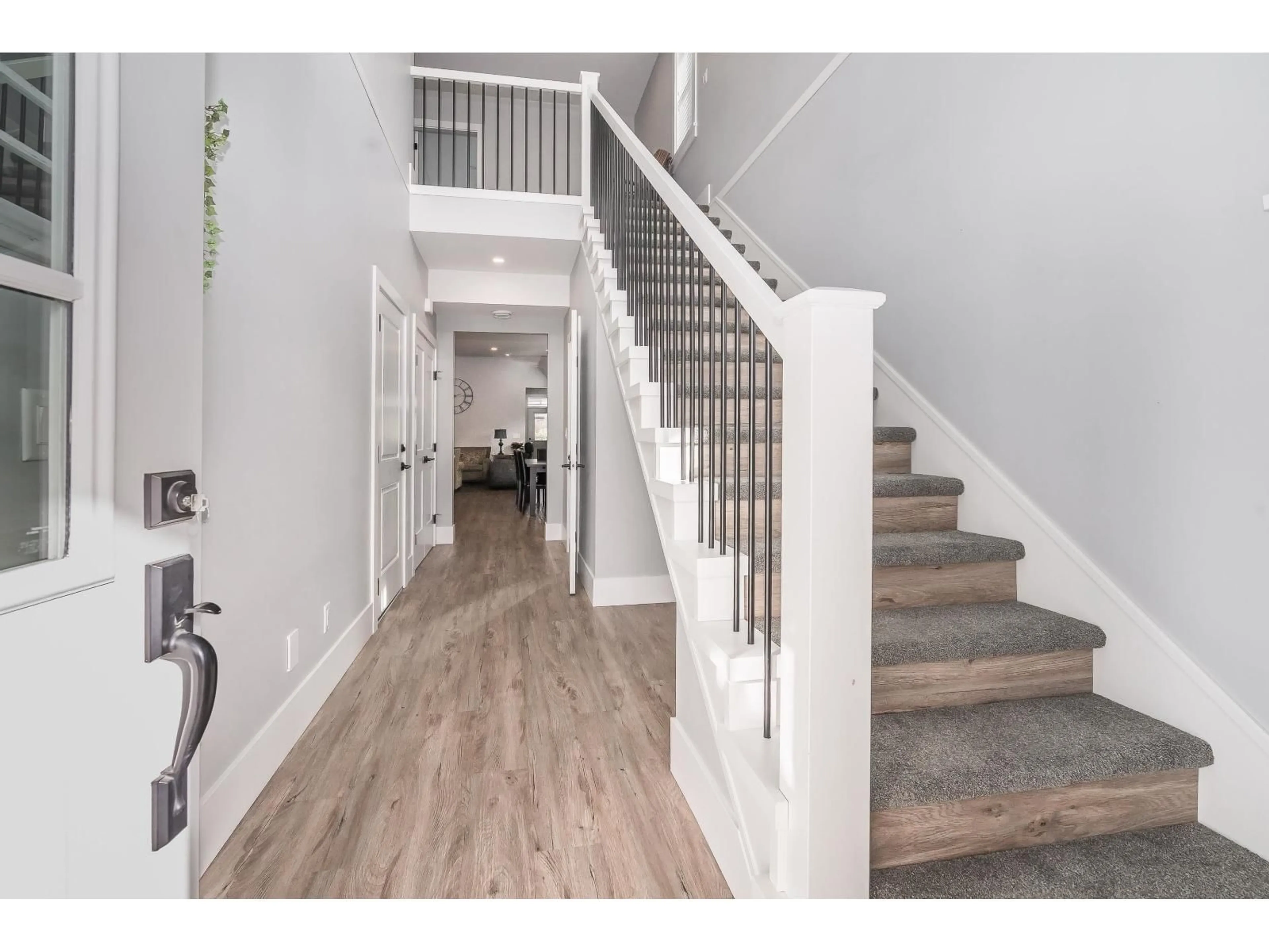 Indoor entryway for 34711 2 AVENUE, Abbotsford British Columbia V2S8C1