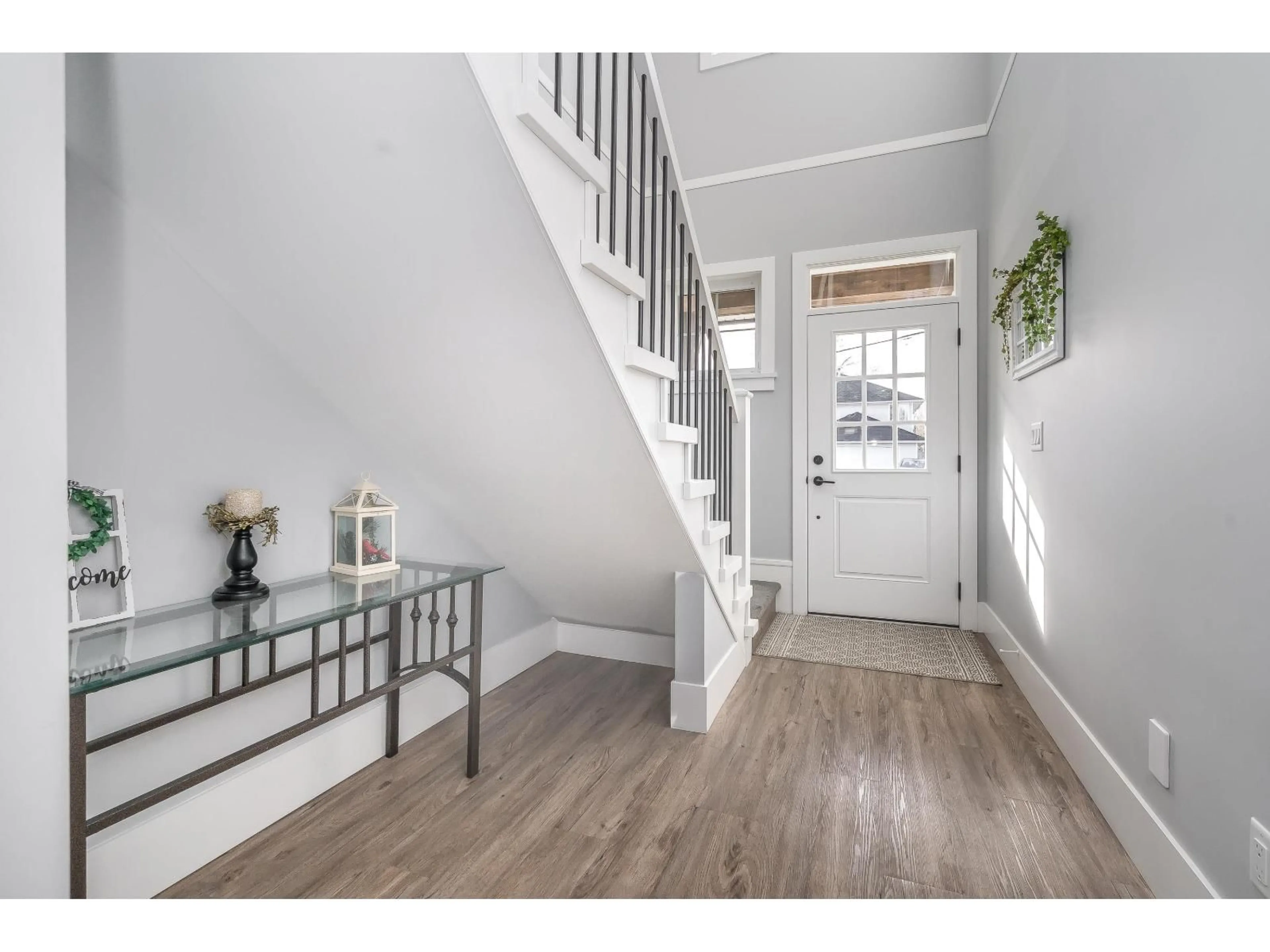 Indoor entryway for 34711 2 AVENUE, Abbotsford British Columbia V2S8C1