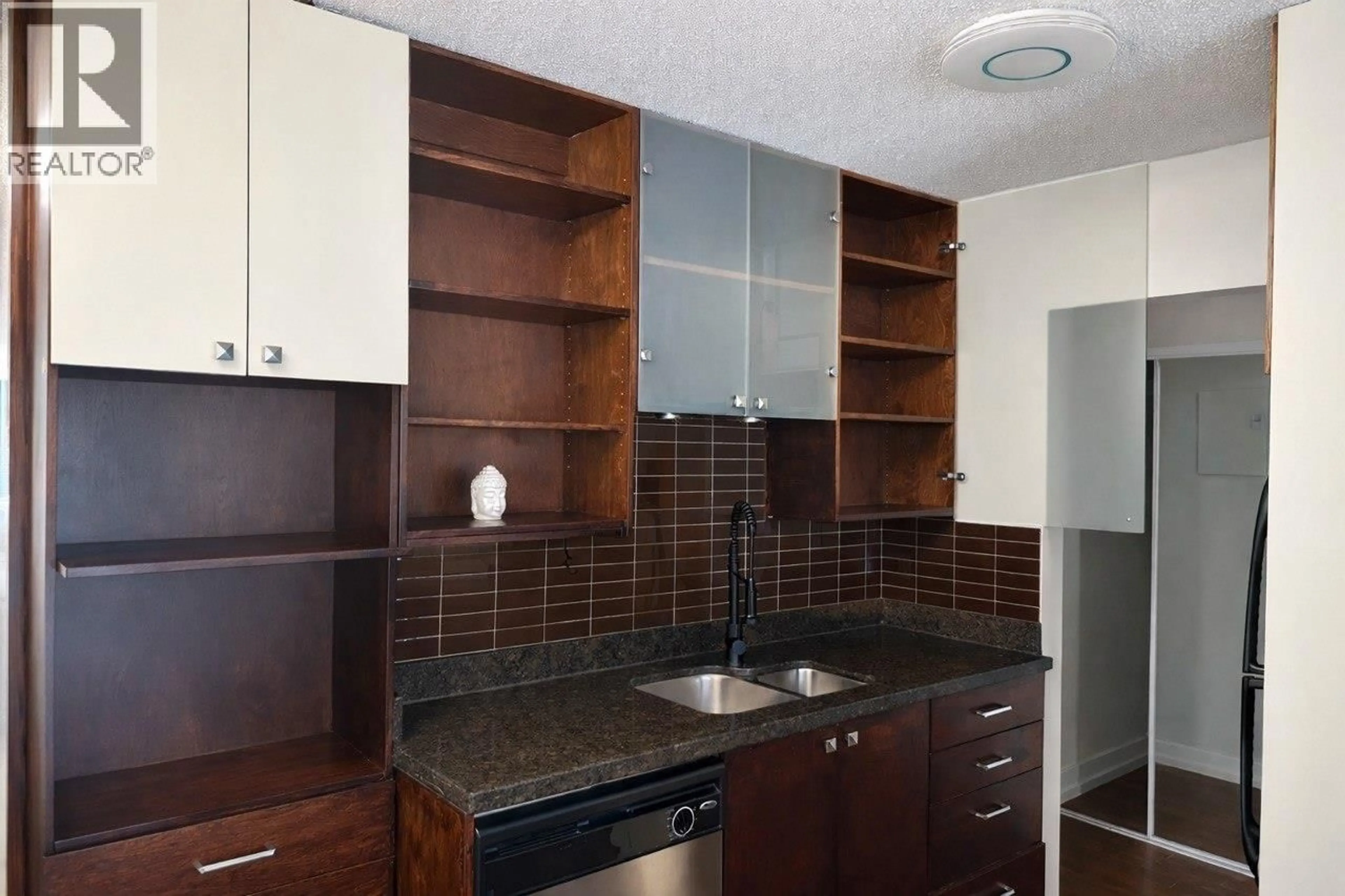 Standard kitchen, unknown for 202 - 250 1ST STREET, North Vancouver British Columbia V7M1B4