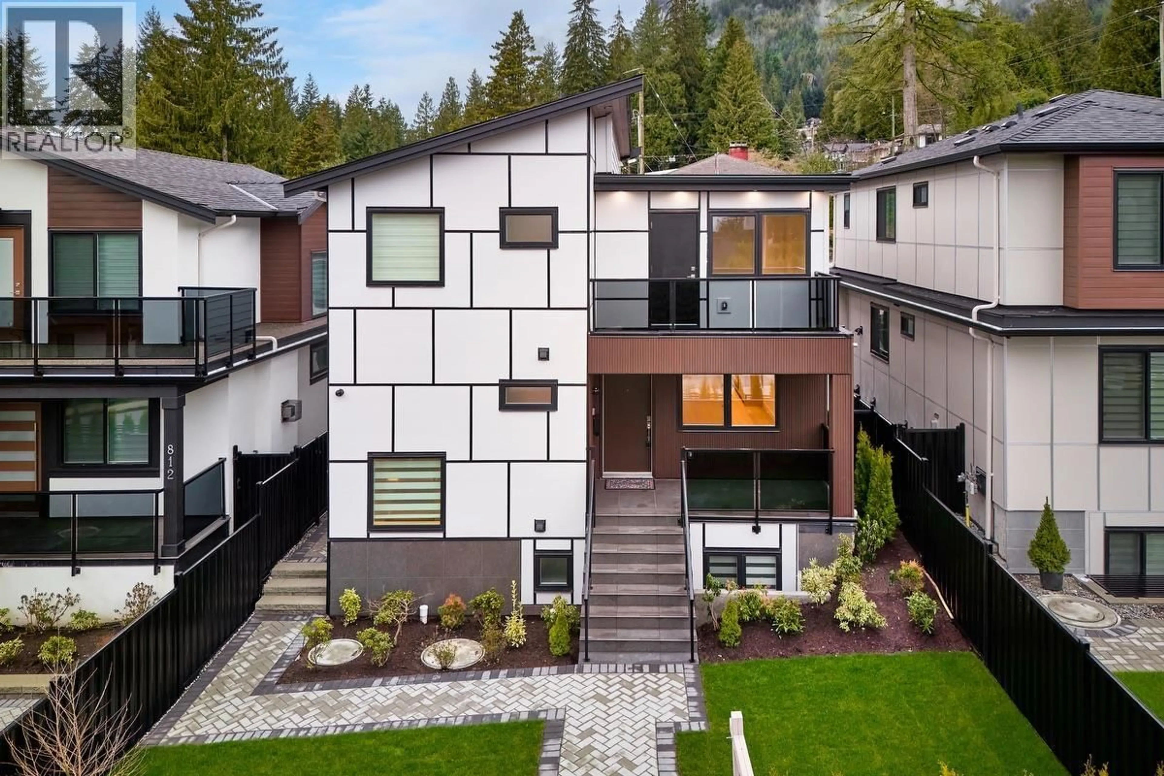 Home with vinyl exterior material, mountain view for 806 MONTROYAL BOULEVARD, North Vancouver British Columbia V7R2G6