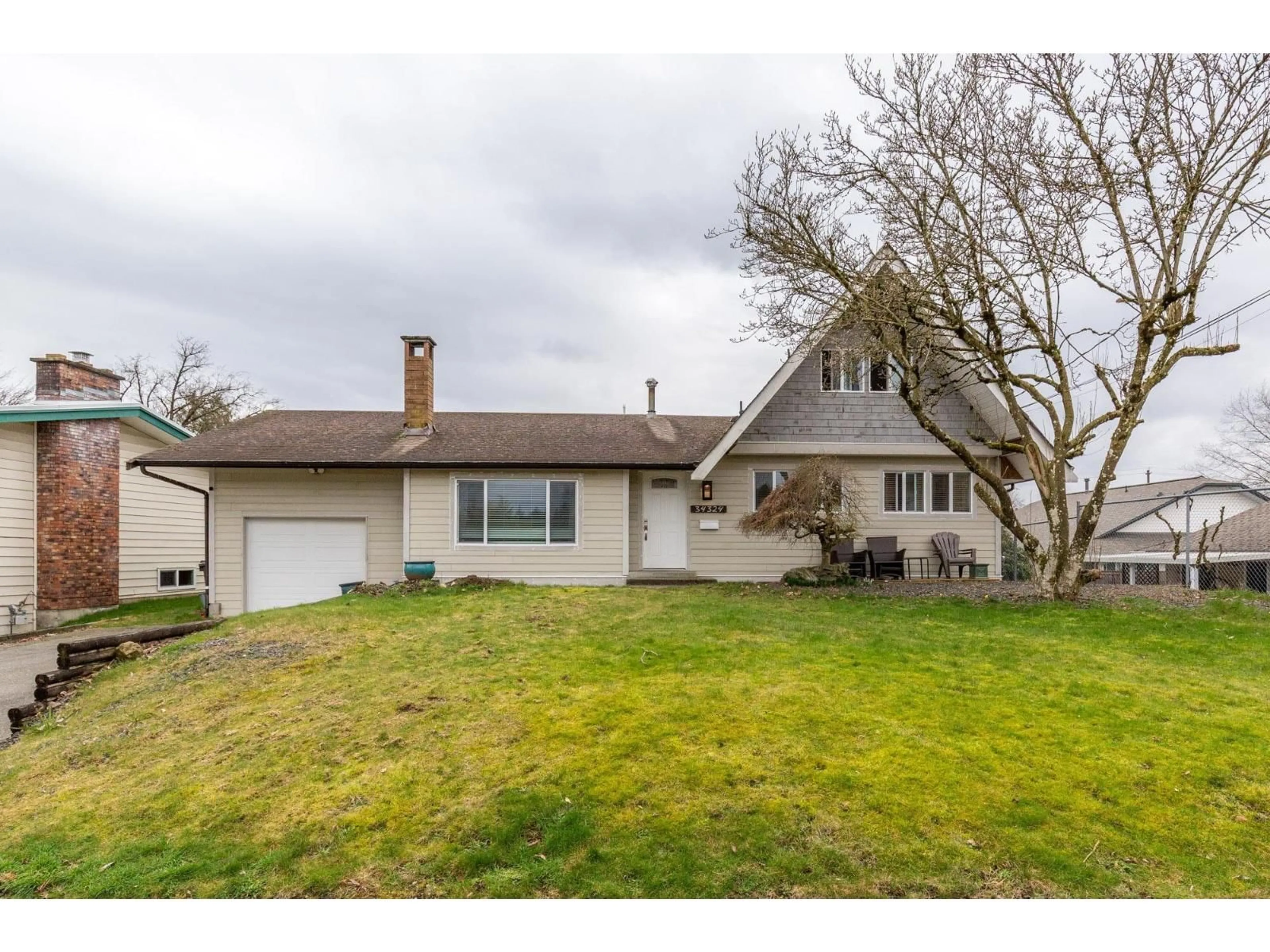 A pic from outside/outdoor area/front of a property/back of a property/a pic from drone, street for 34324 MENDHAM STREET, Abbotsford British Columbia V3S4K6