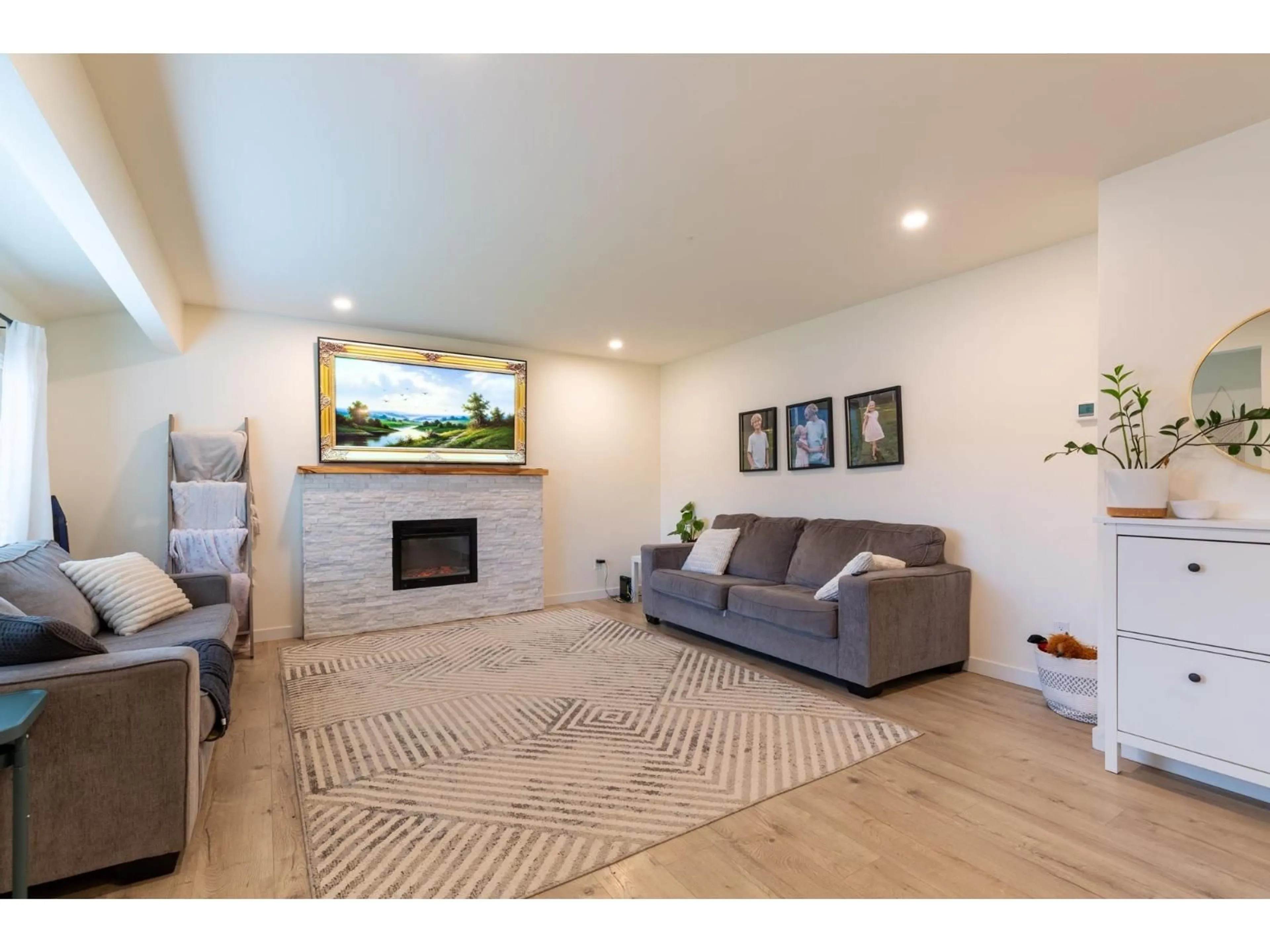 Living room with furniture, unknown for 34324 MENDHAM STREET, Abbotsford British Columbia V3S4K6