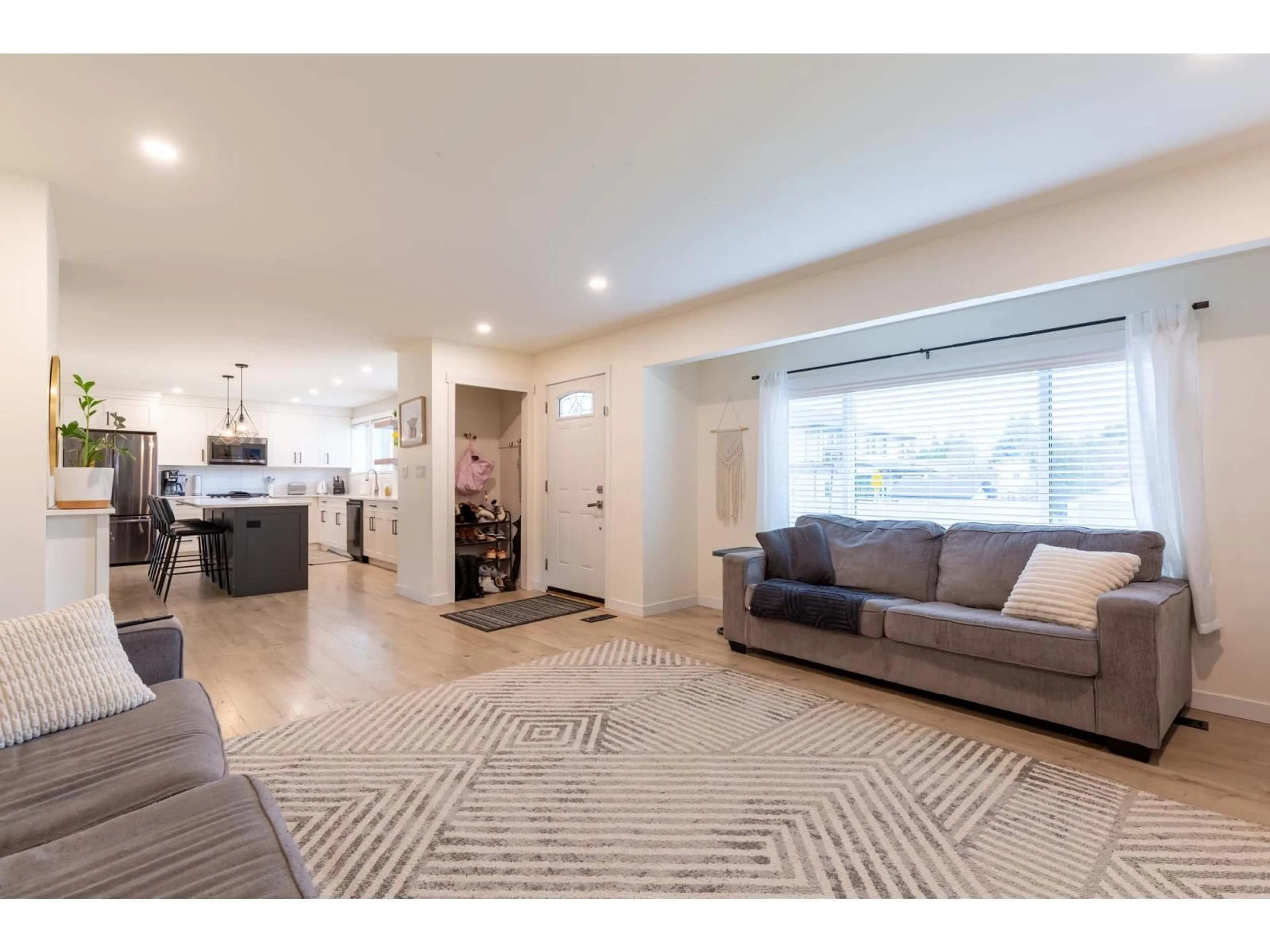 Open concept kitchen, unknown for 34324 MENDHAM STREET, Abbotsford British Columbia V3S4K6