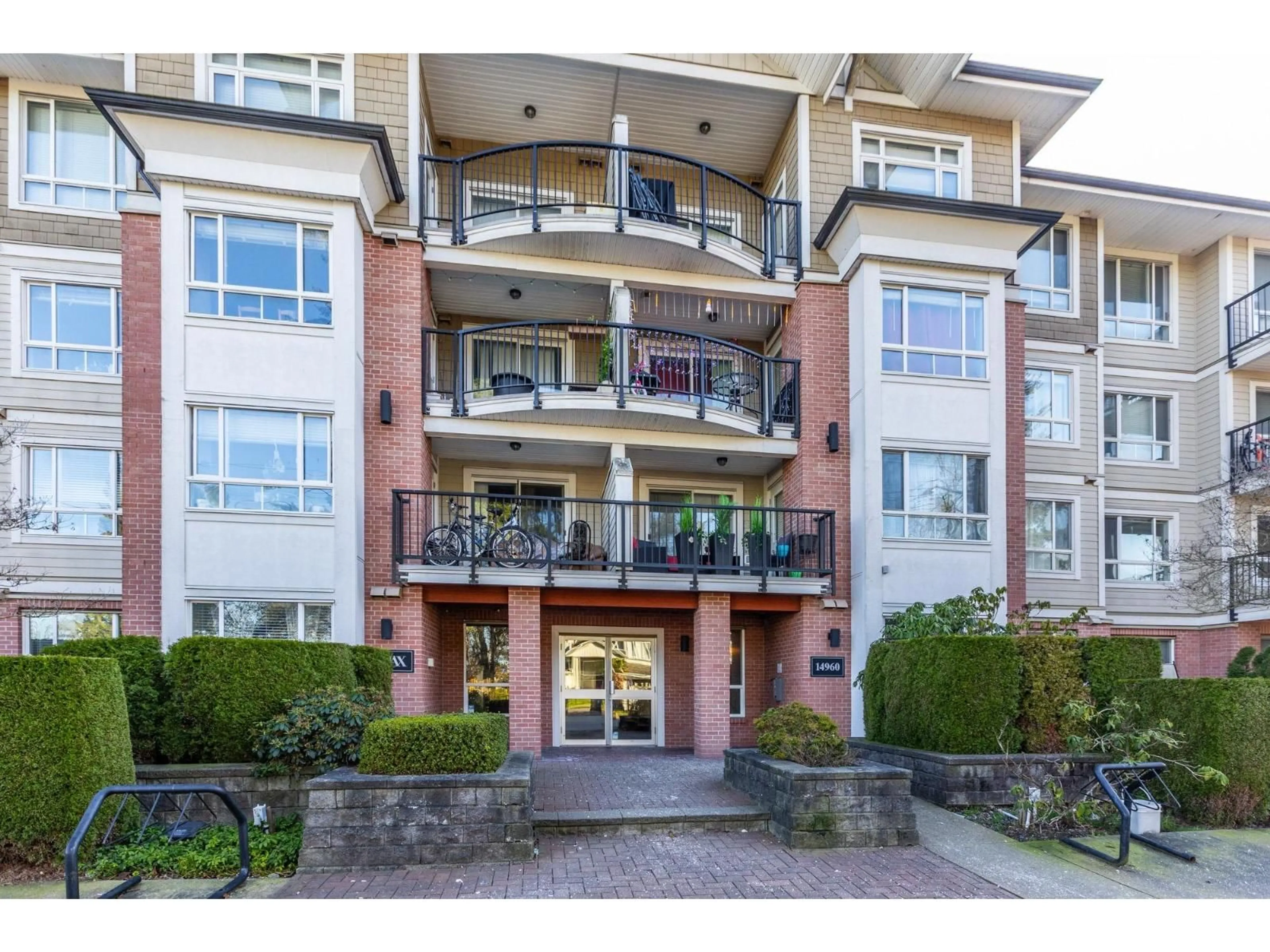 Indoor foyer for 202 - 14960 102A AVENUE, Surrey British Columbia V3R6A3