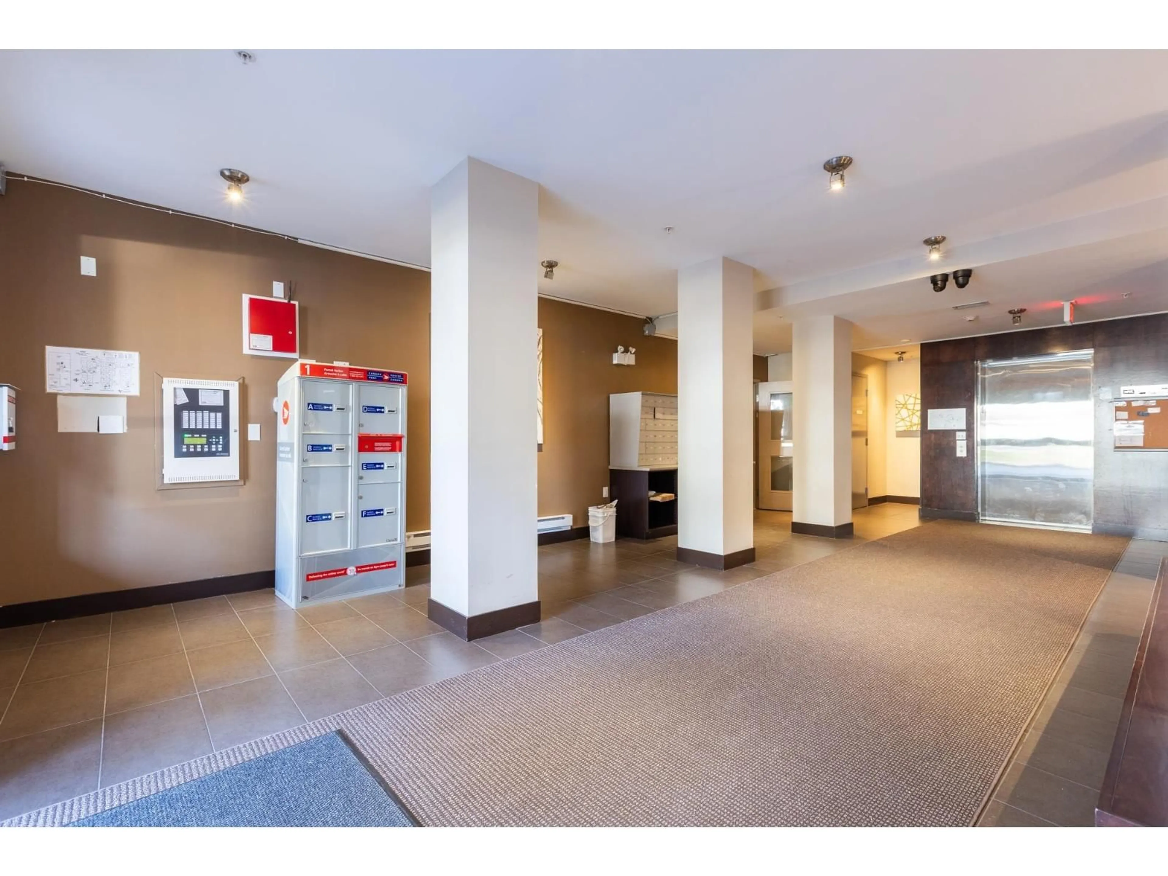 Indoor foyer for 202 - 14960 102A AVENUE, Surrey British Columbia V3R6A3