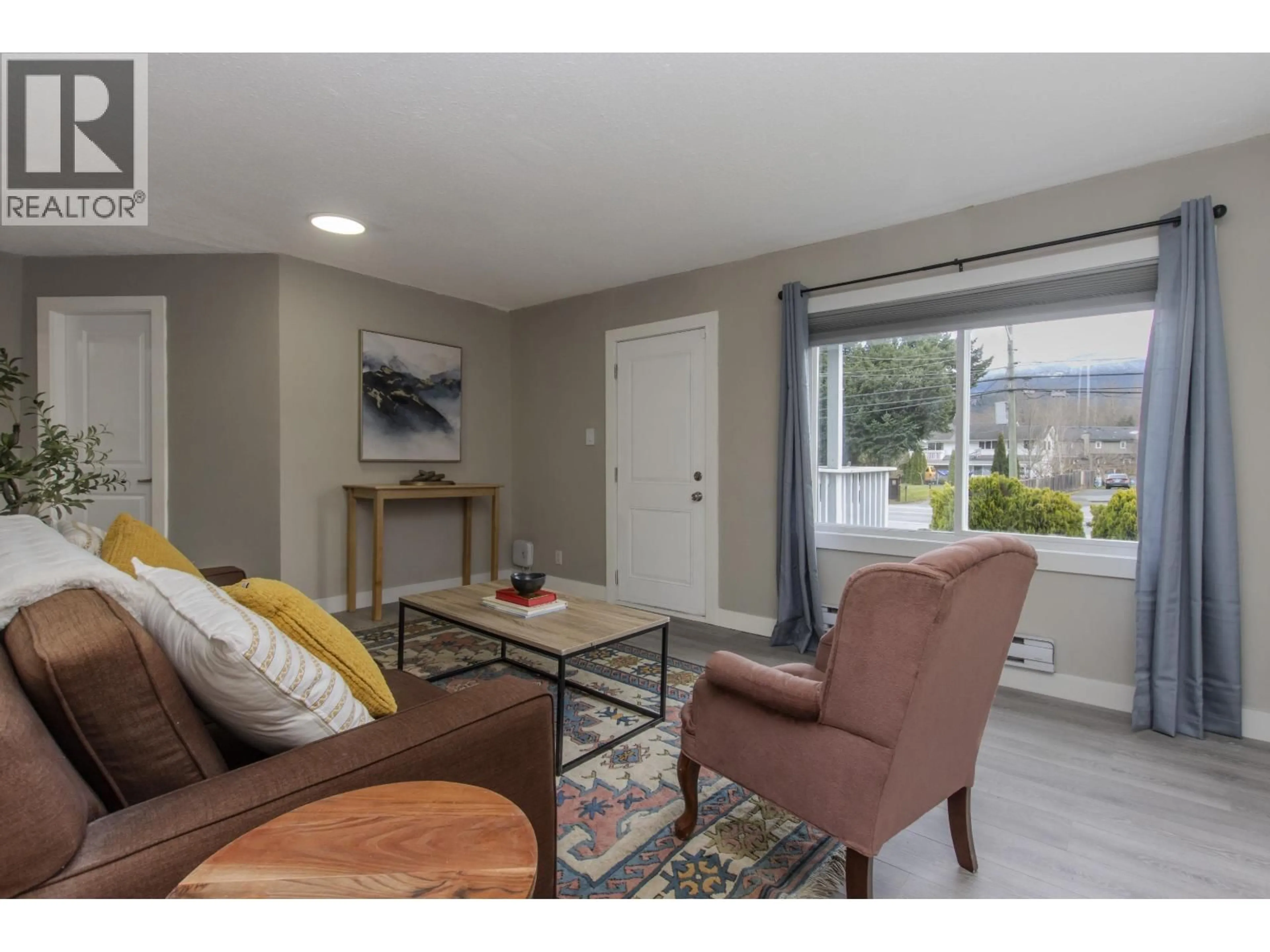 Living room with furniture, unknown for 39727 GOVERNMENT ROAD, Squamish British Columbia V8B0A2