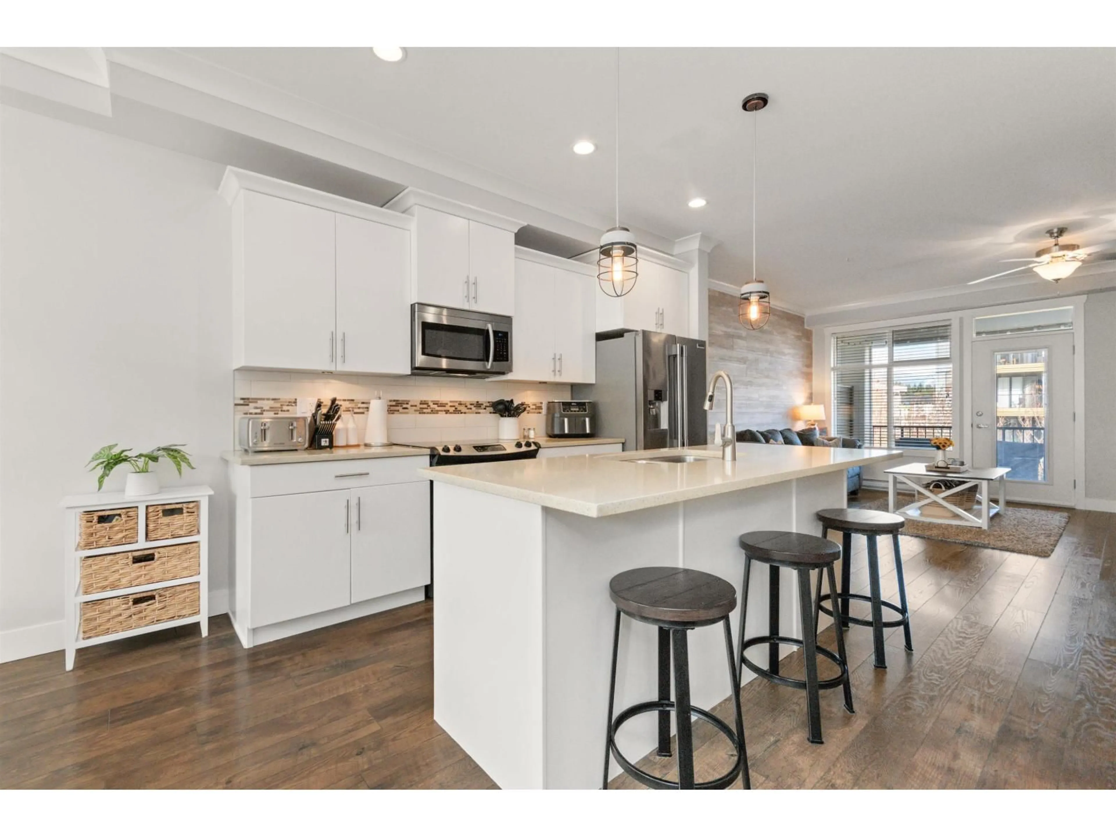 Open concept kitchen, wood/laminate floor for 33 - 5469 CHINOOK STREET, Chilliwack British Columbia V2R0T5