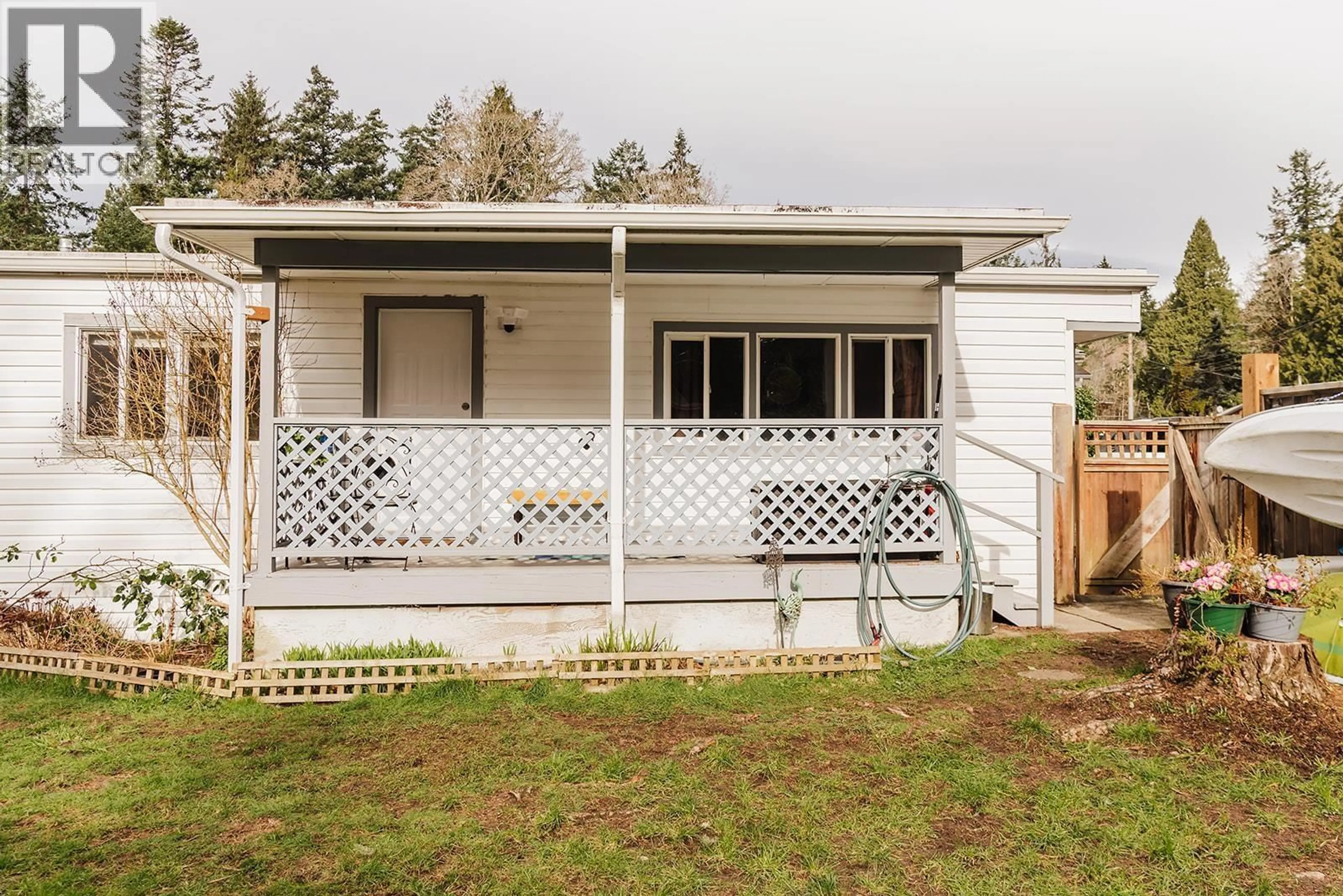 Home with vinyl exterior material, street for 1 - 4514 SUNSHINE COAST HIGHWAY, Sechelt British Columbia V7Z0G9