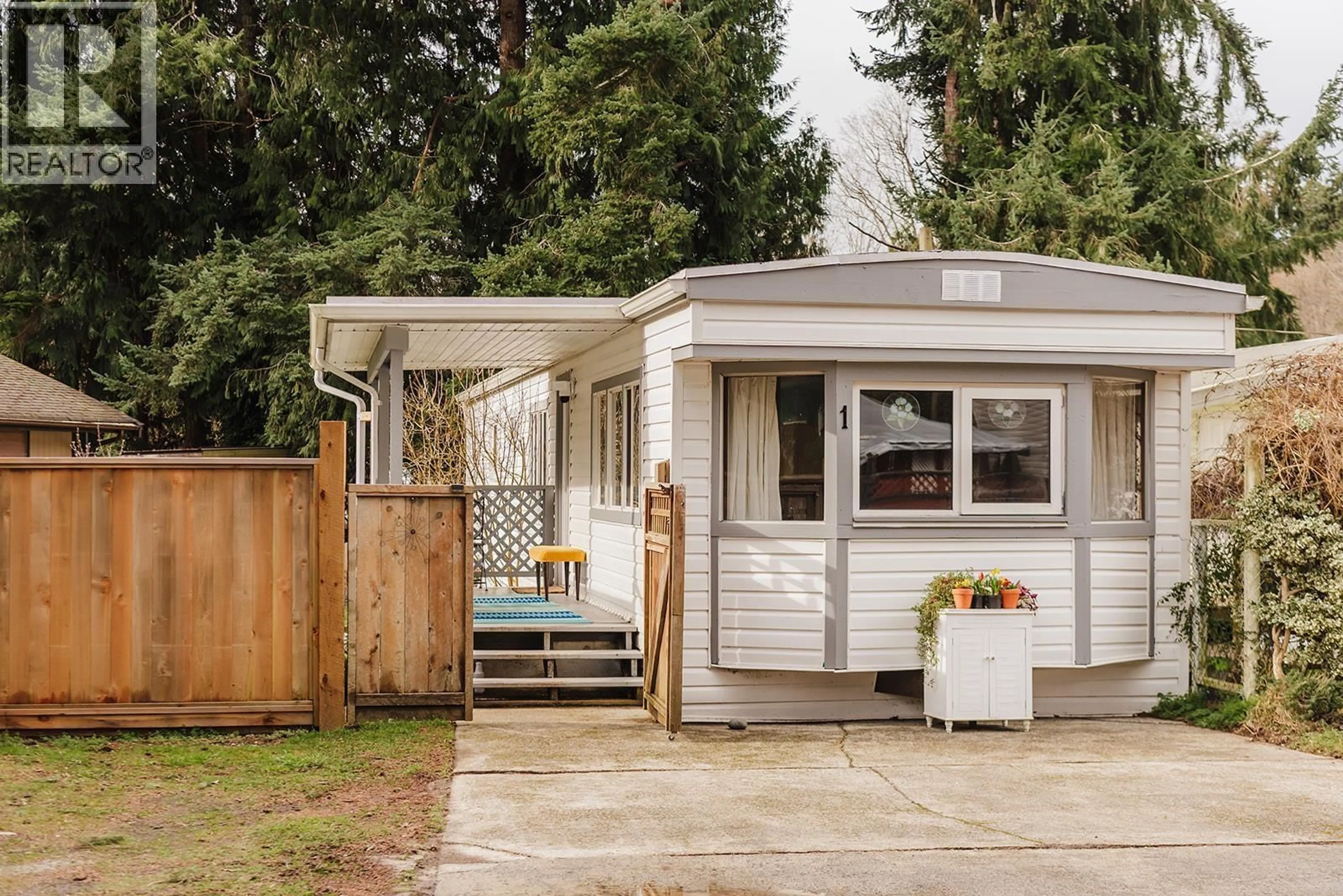 Home with vinyl exterior material, street for 1 - 4514 SUNSHINE COAST HIGHWAY, Sechelt British Columbia V7Z0G9