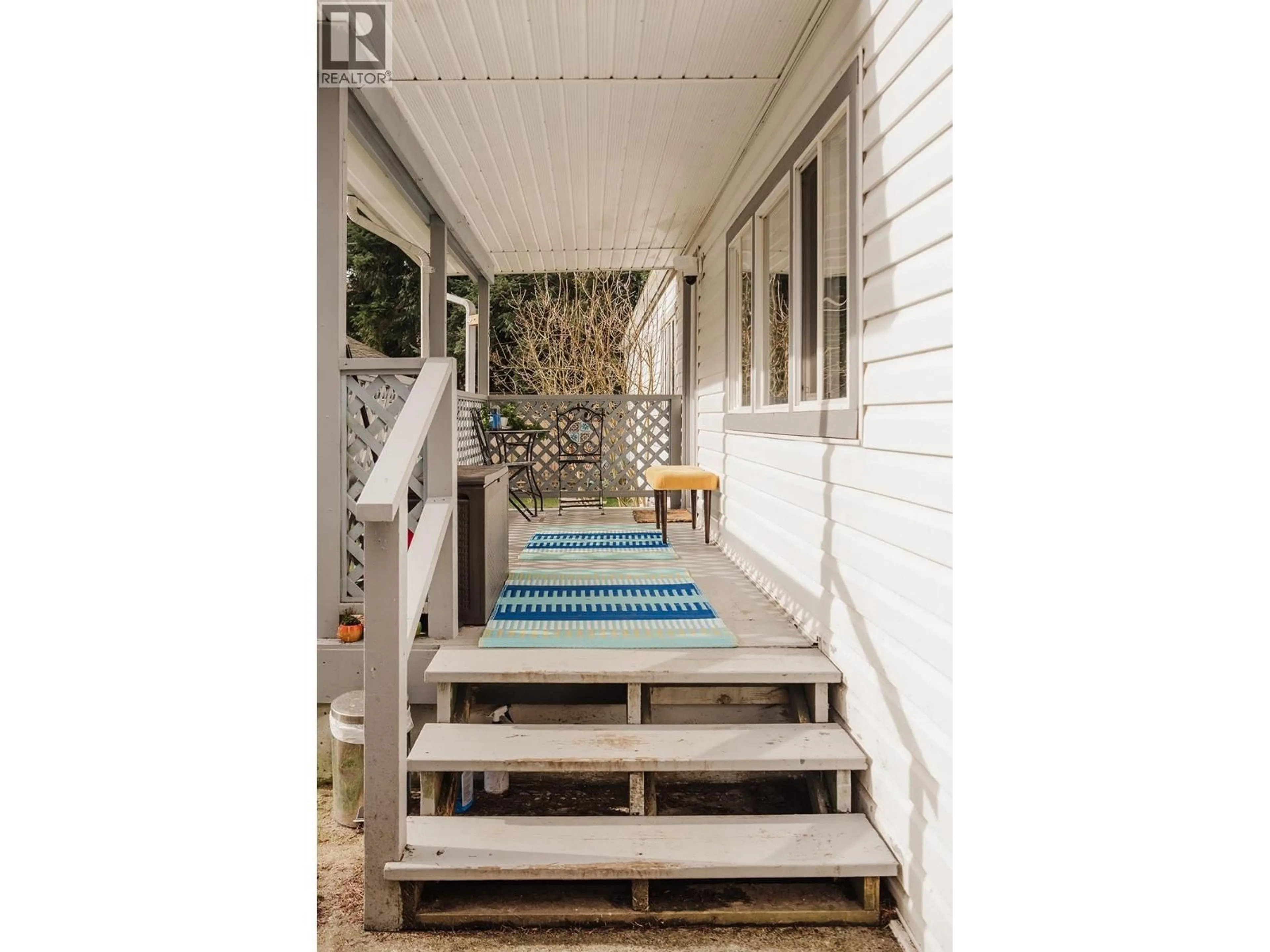 Stairs for 1 - 4514 SUNSHINE COAST HIGHWAY, Sechelt British Columbia V7Z0G9