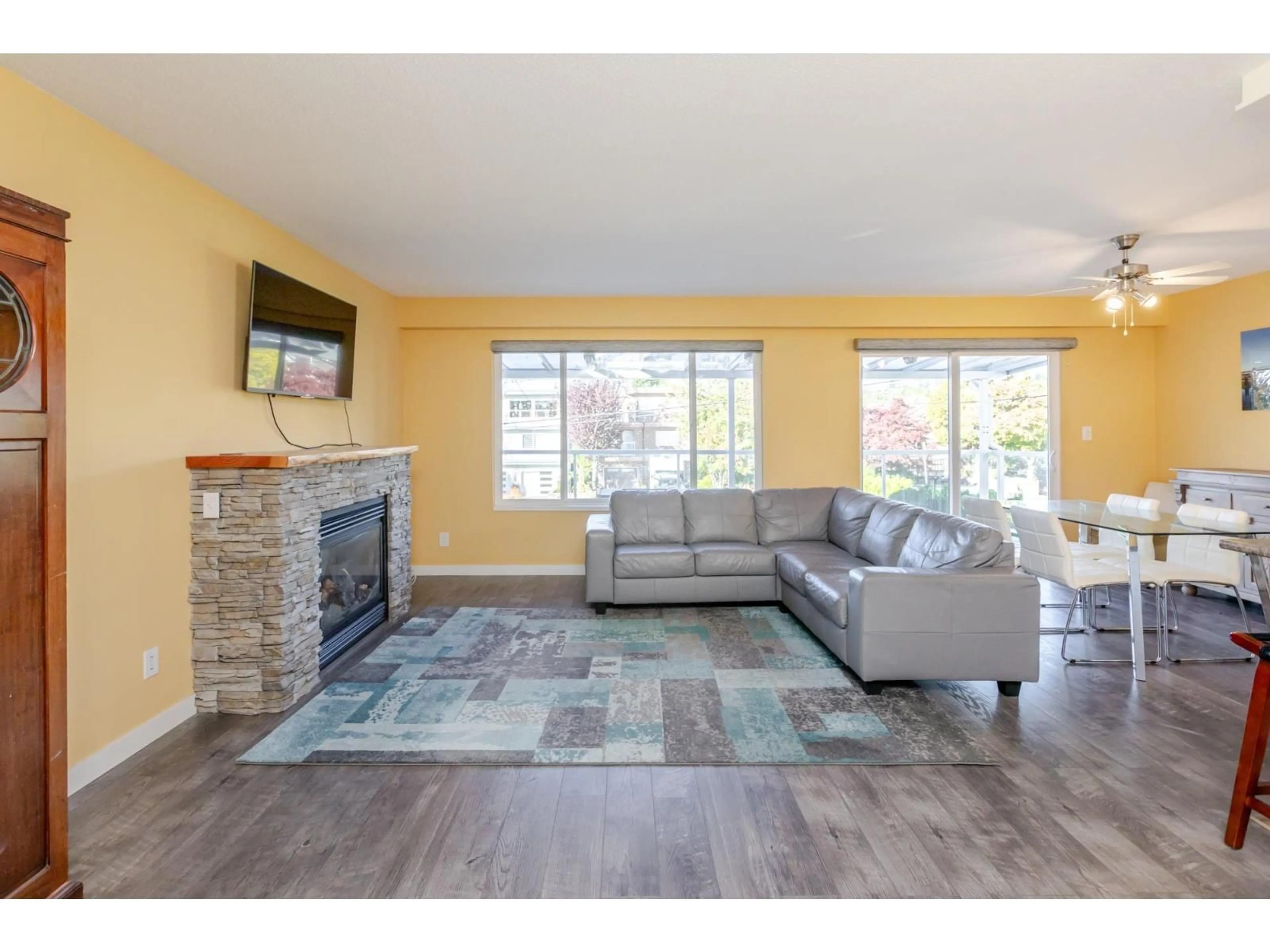 Living room with furniture, unknown for 832 STEVENS STREET, White Rock British Columbia V4A4X2