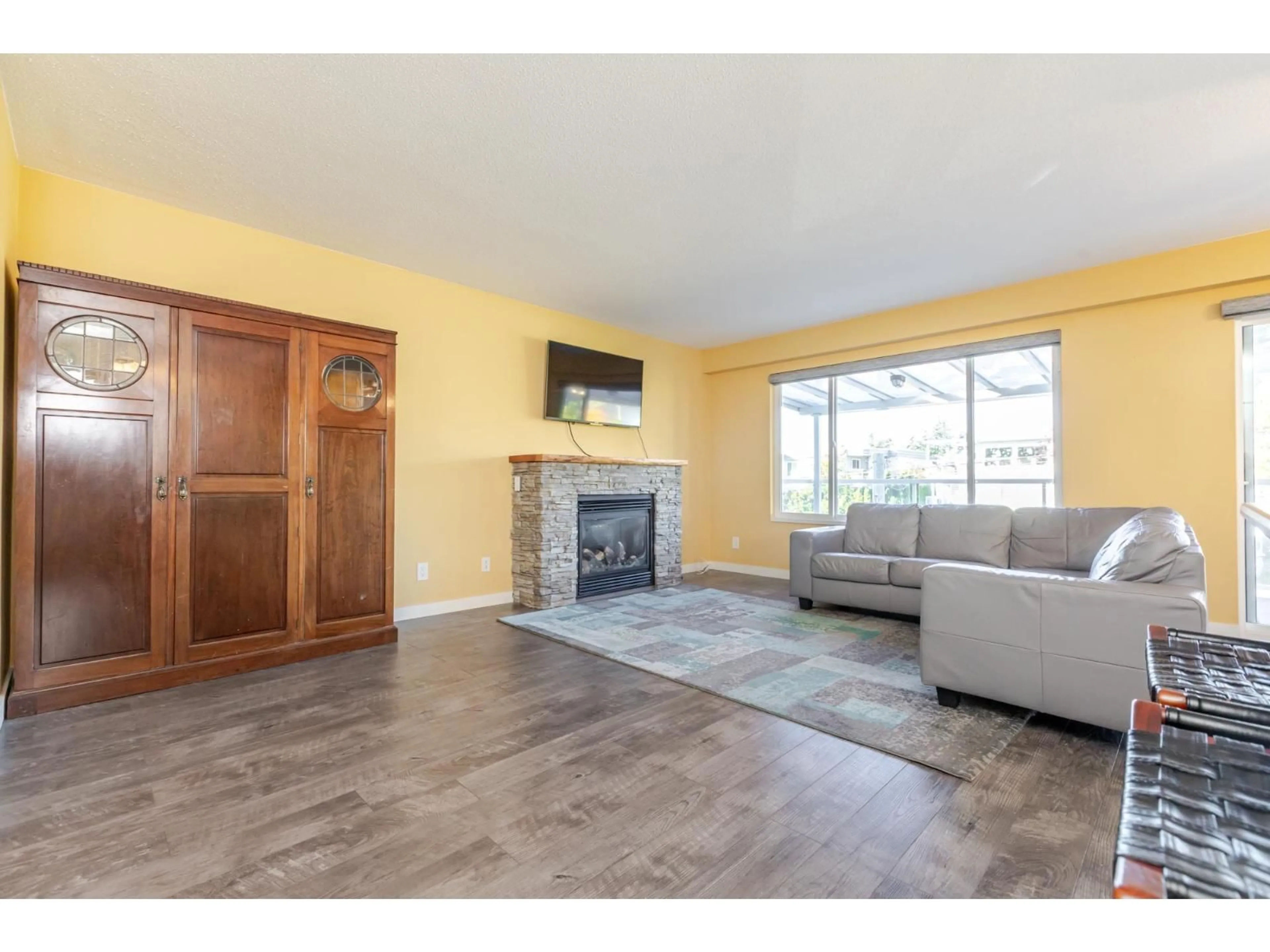 Living room with furniture, wood/laminate floor for 832 STEVENS STREET, White Rock British Columbia V4A4X2