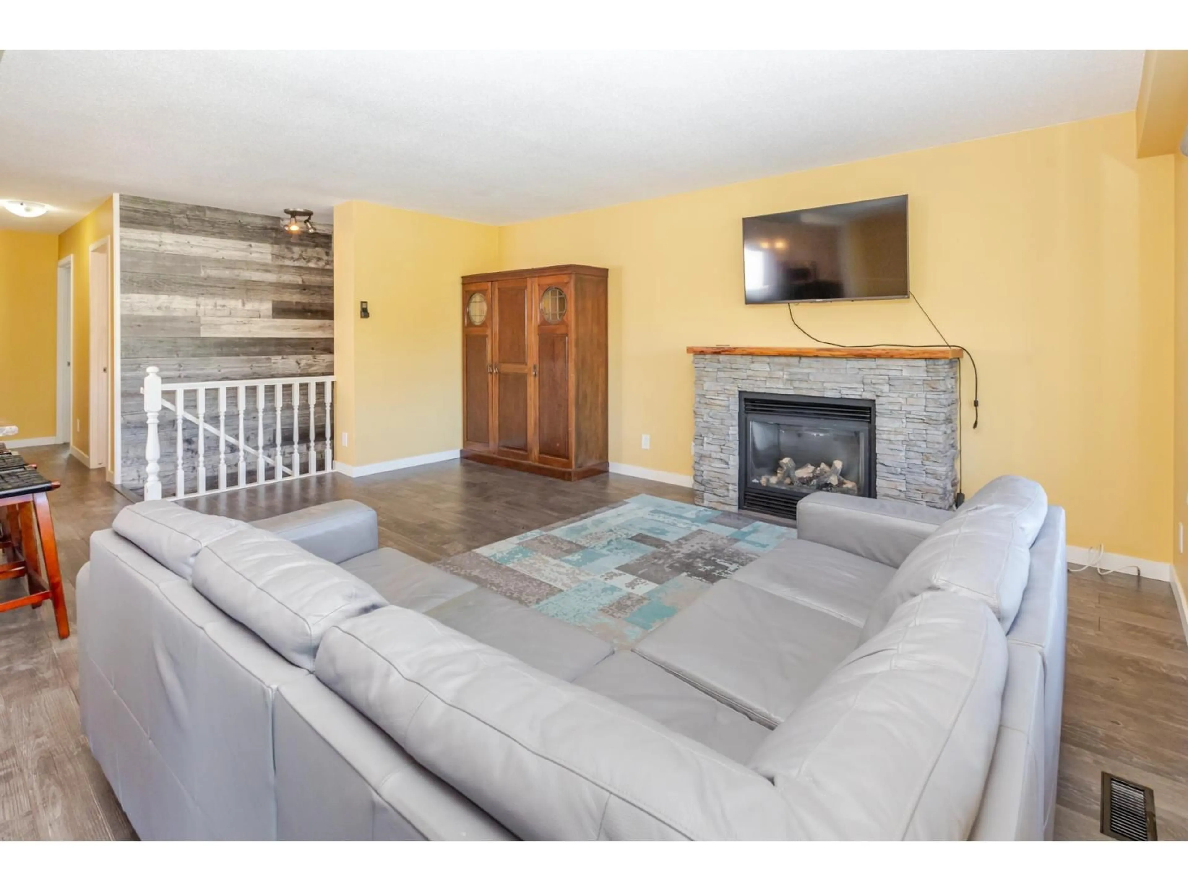 Living room with furniture, unknown for 832 STEVENS STREET, White Rock British Columbia V4A4X2