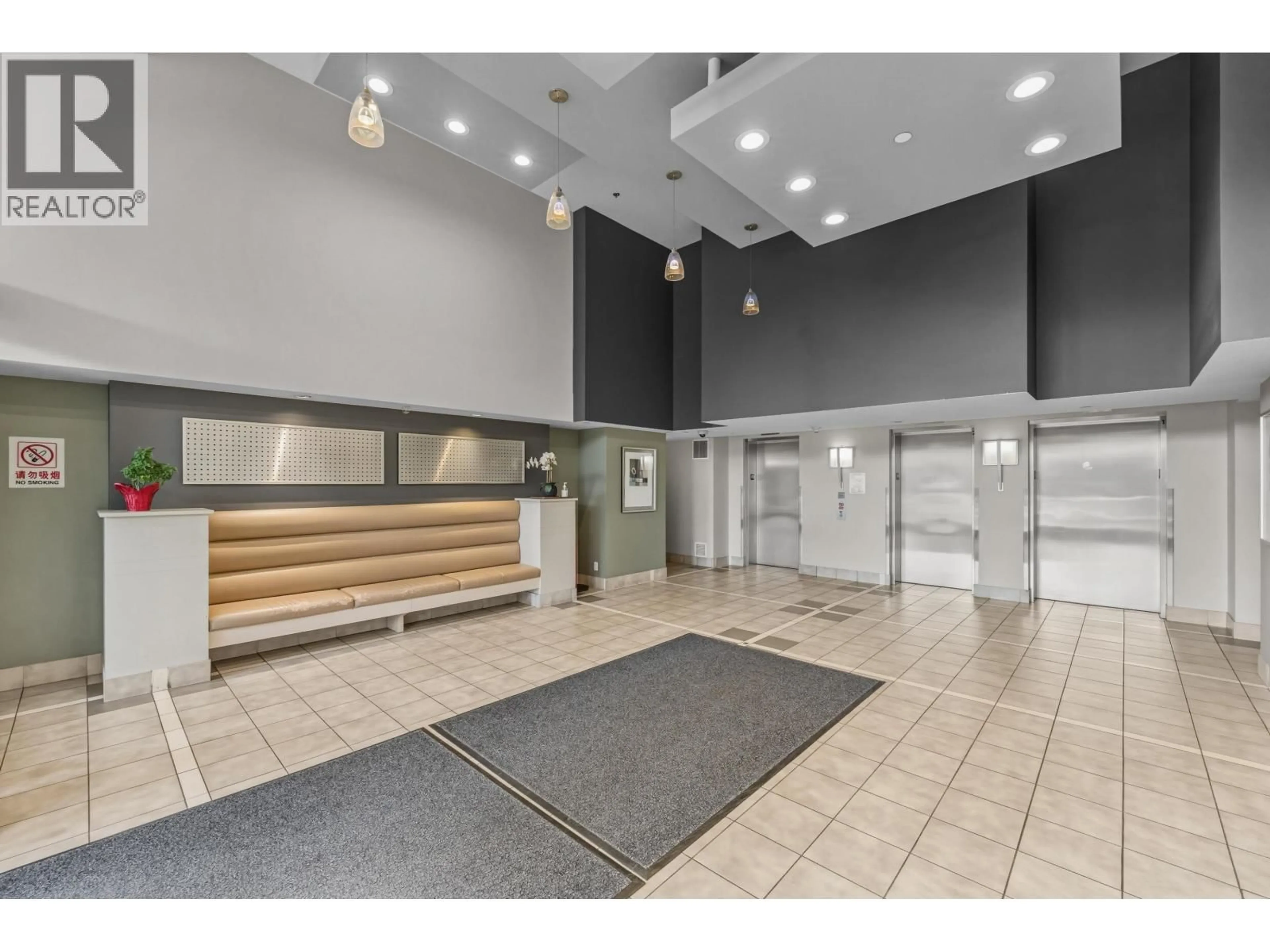 Indoor foyer for 1703 - 3663 CROWLEY DRIVE, Vancouver British Columbia V5R6H4