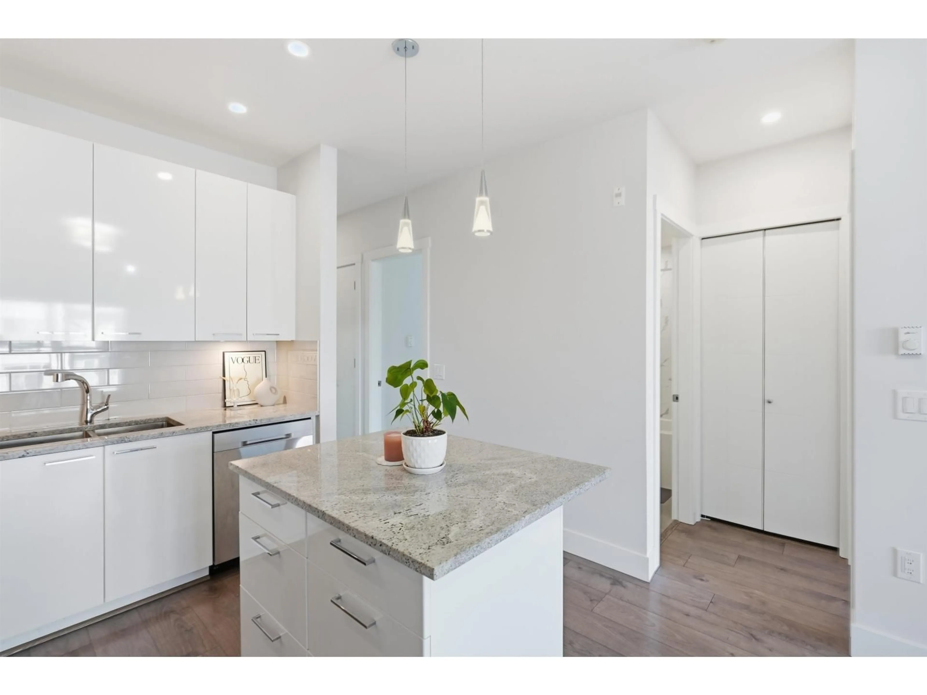 Open concept kitchen, unknown for 310 - 20175 53 AVENUE, Langley British Columbia V3A0J8