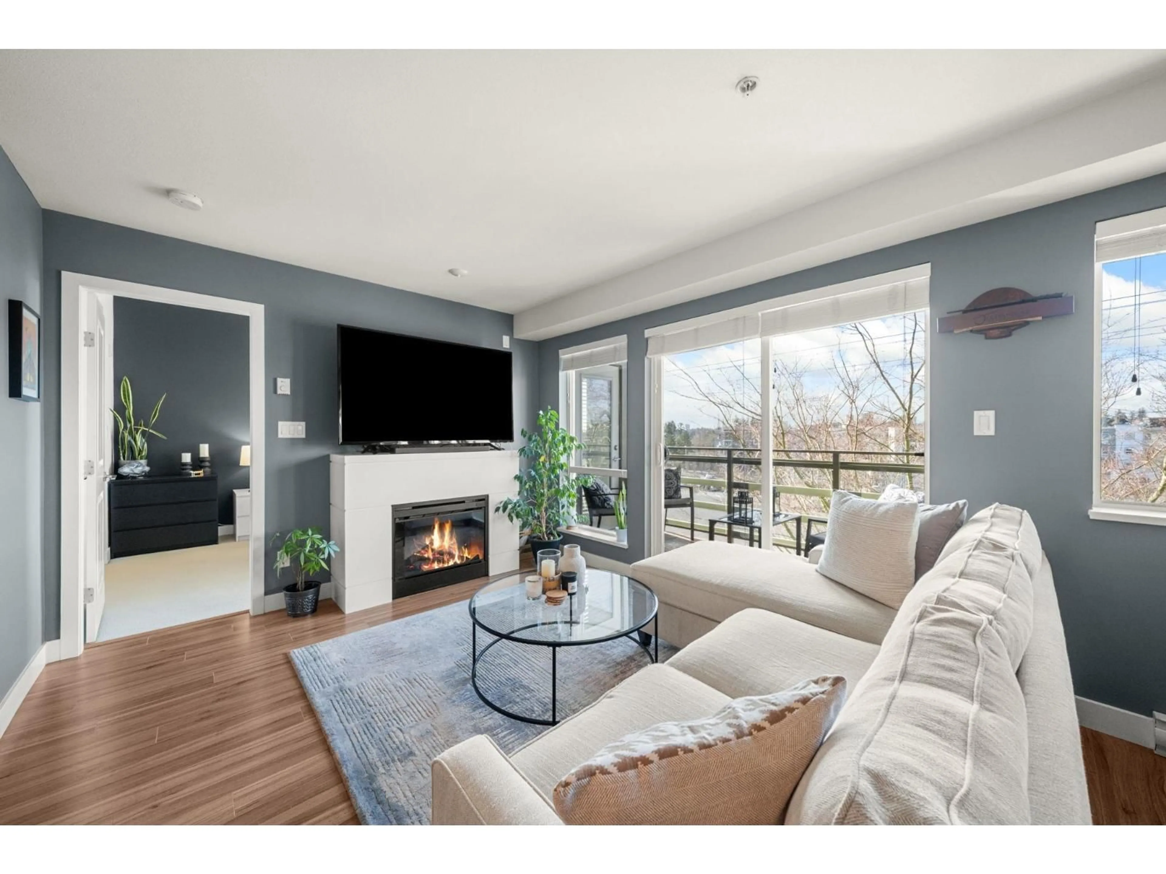 Living room with furniture, wood/laminate floor for 463 - 15850 26 AVENUE, Surrey British Columbia V3Z2N6