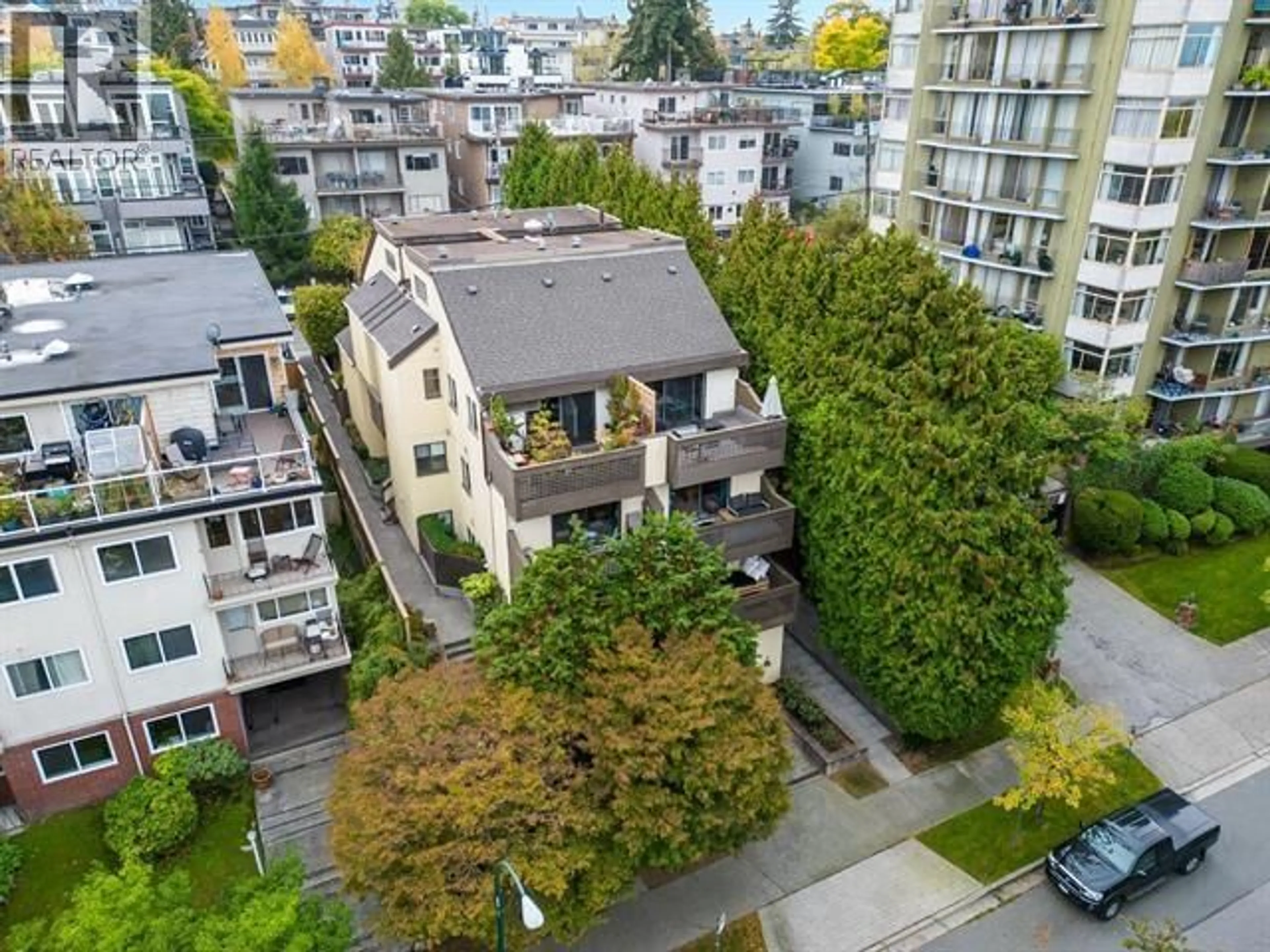 A pic from outside/outdoor area/front of a property/back of a property/a pic from drone, city buildings view from balcony for 102 - 2458 YORK AVENUE, Vancouver British Columbia V6K1E1