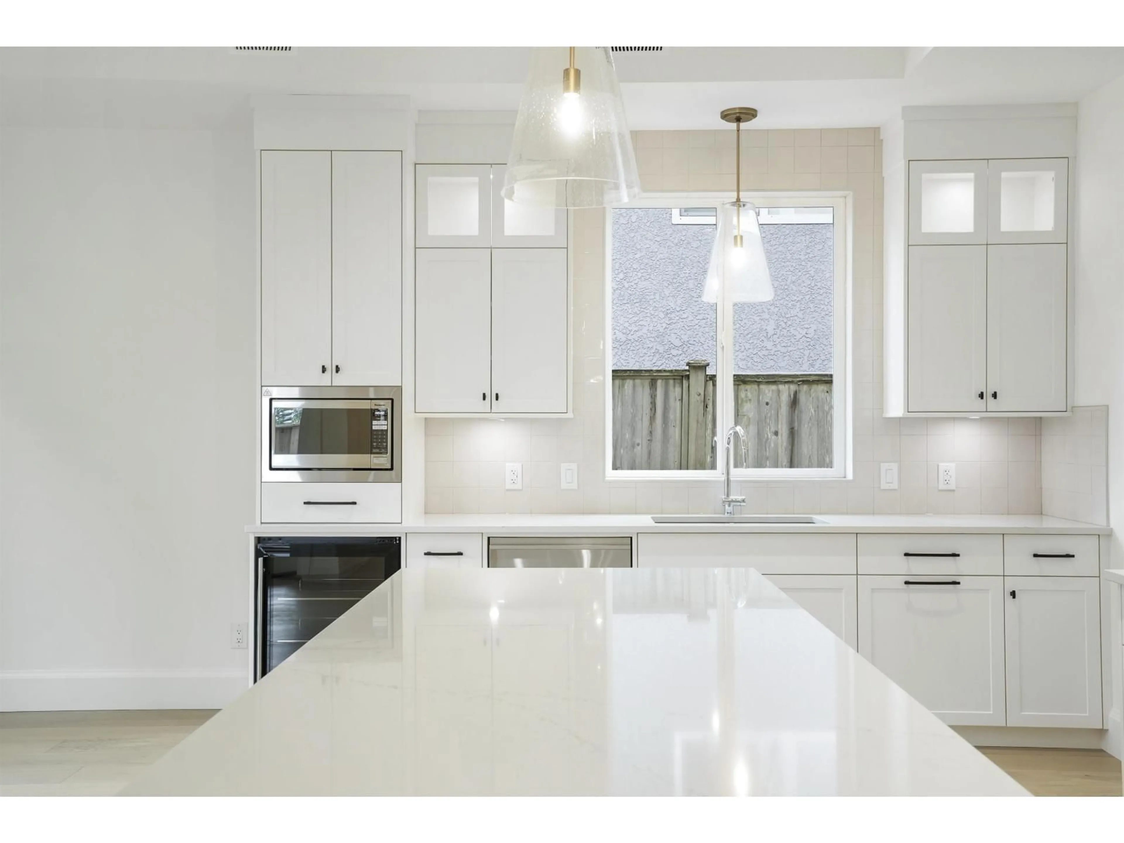 Open concept kitchen, ceramic/tile floor for 12641 15 AVENUE, Surrey British Columbia V4A1K2