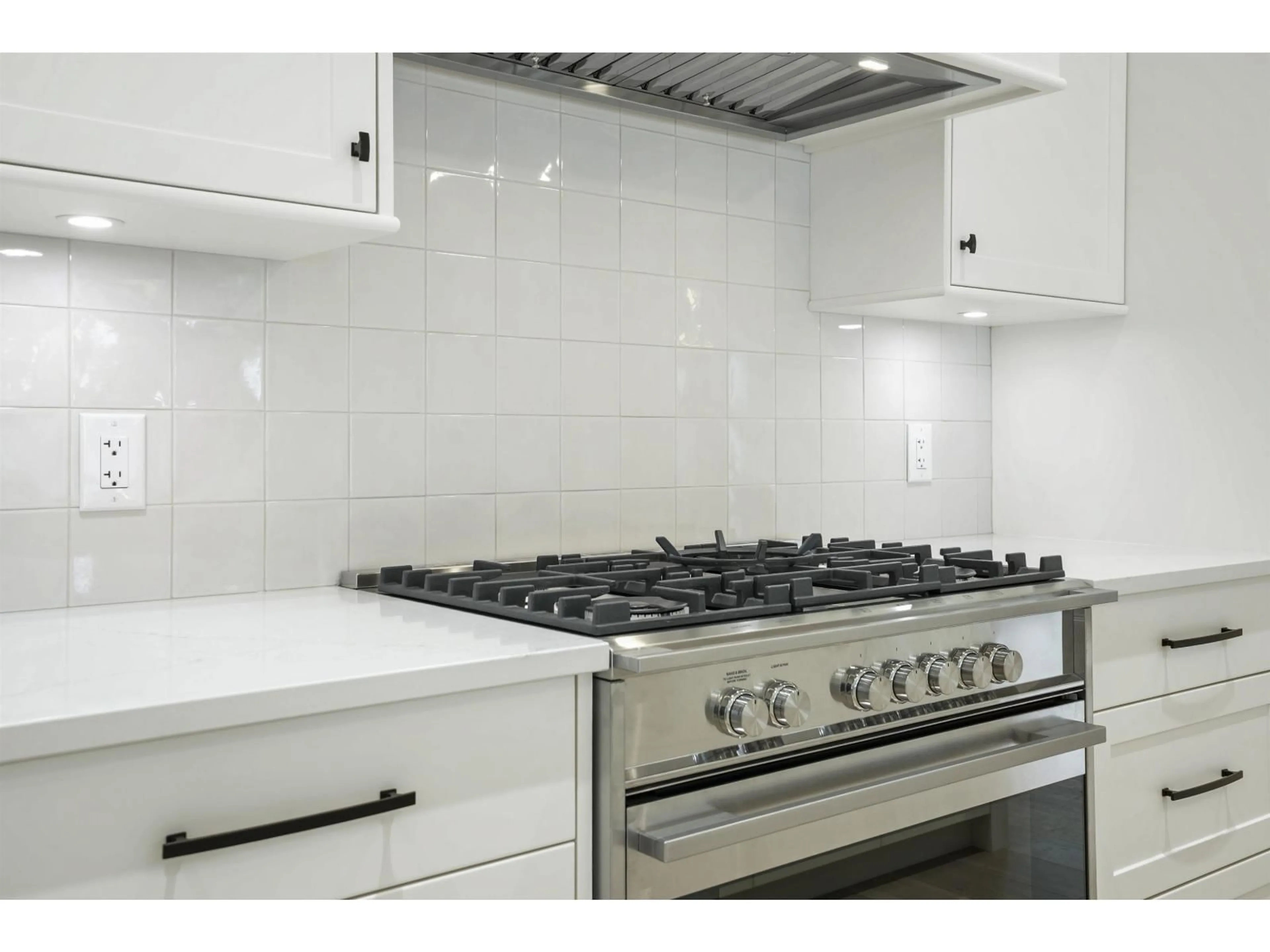 Standard kitchen, ceramic/tile floor for 12641 15 AVENUE, Surrey British Columbia V4A1K2