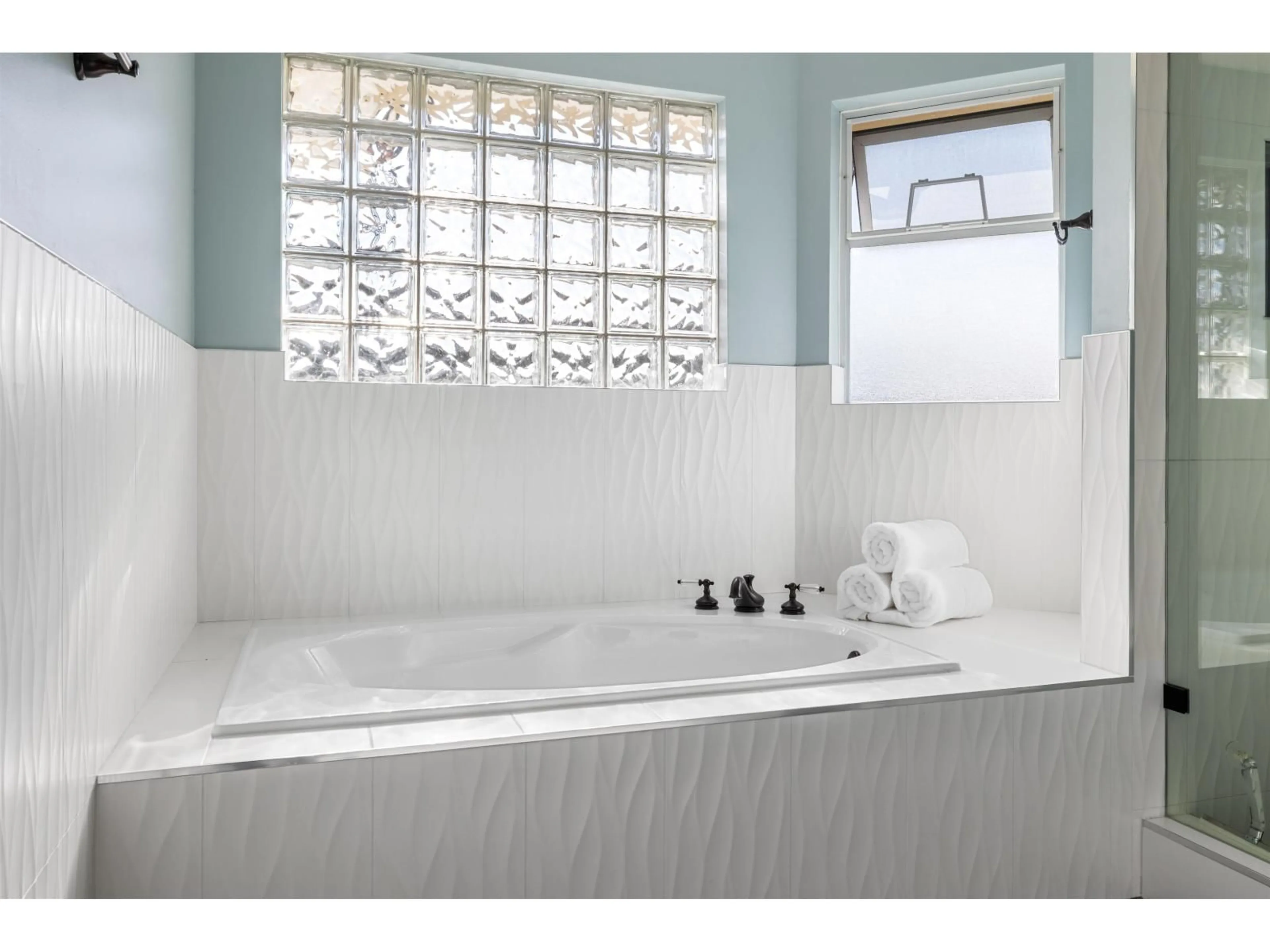 Contemporary bathroom, ceramic/tile floor for 20326 92A AVENUE AVENUE, Langley British Columbia V1M2M7