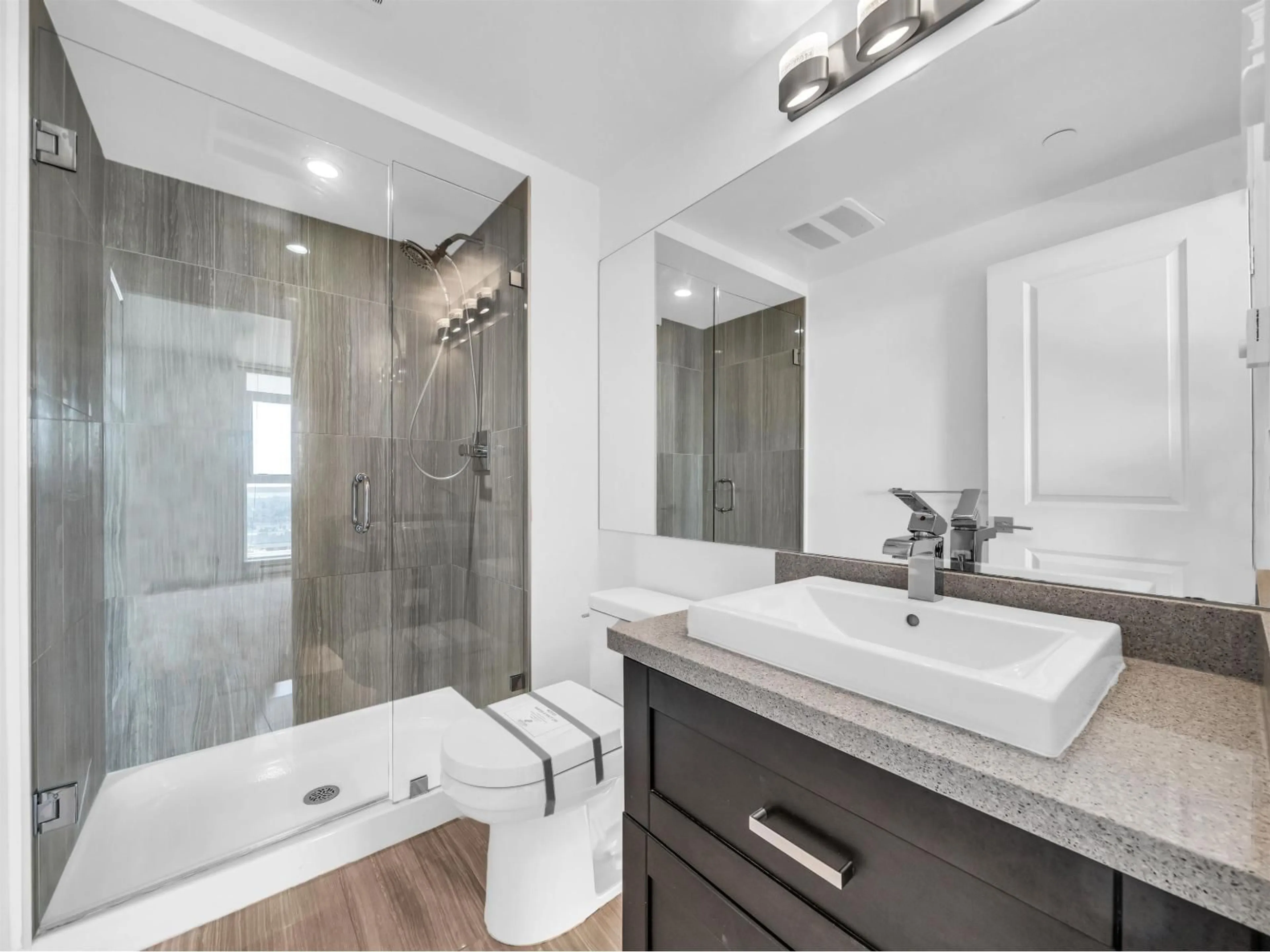 Contemporary bathroom, ceramic/tile floor for 3109 - 11967 80 AVENUE, Delta British Columbia V4C0E2