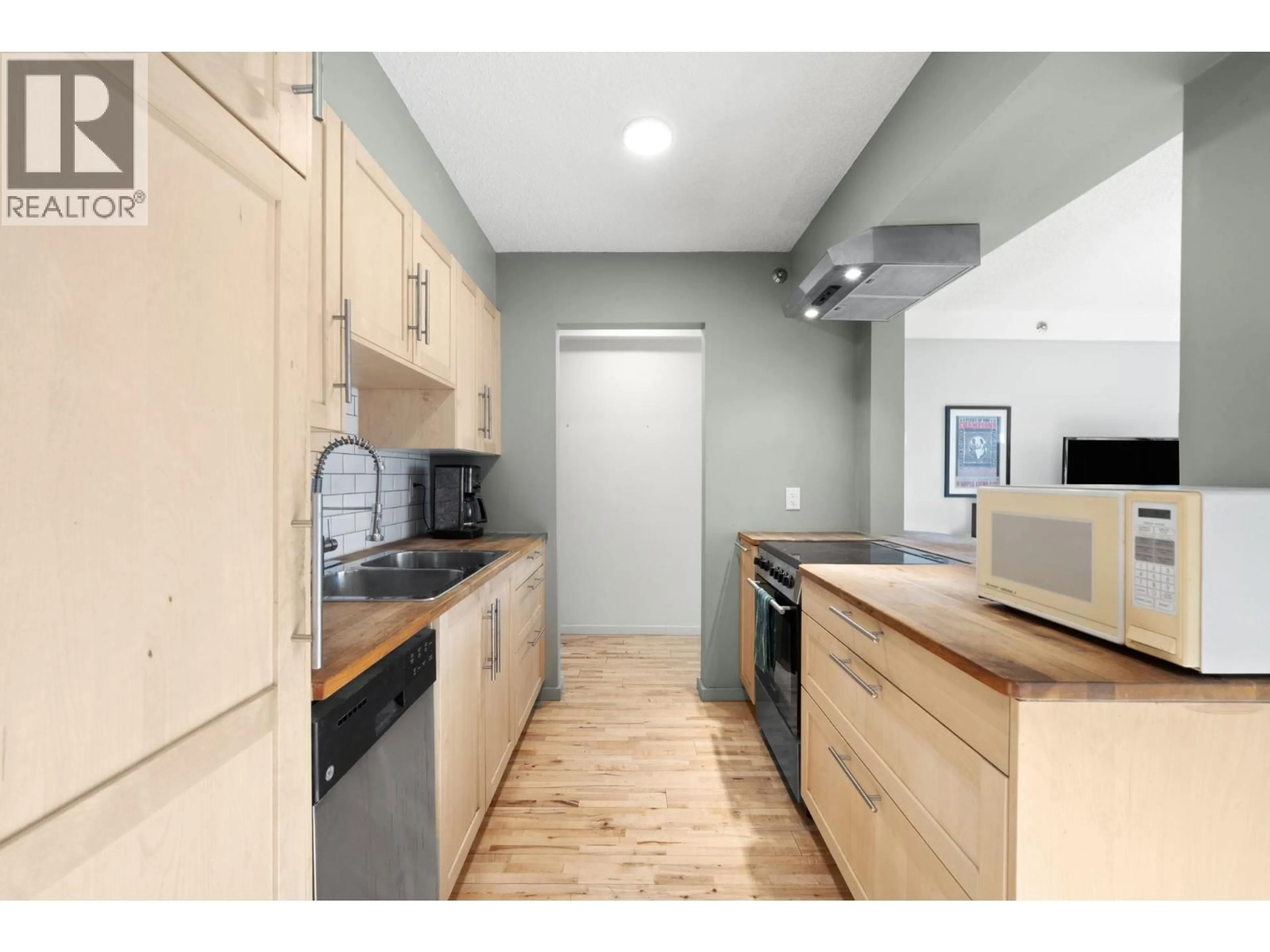 Standard kitchen, unknown for 104 - 1549 KITCHENER STREET, Vancouver British Columbia V5L2V8