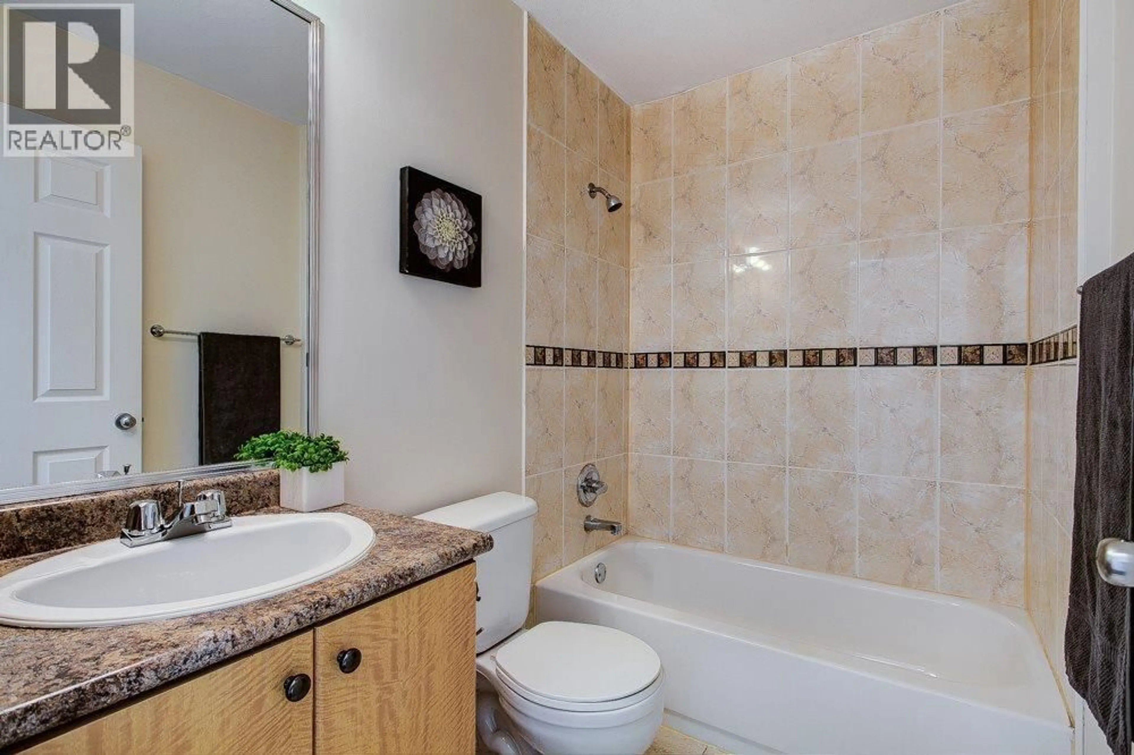 Standard bathroom, ceramic/tile floor for 1 - 22466 NORTH AVENUE, Maple Ridge British Columbia V2X9V8