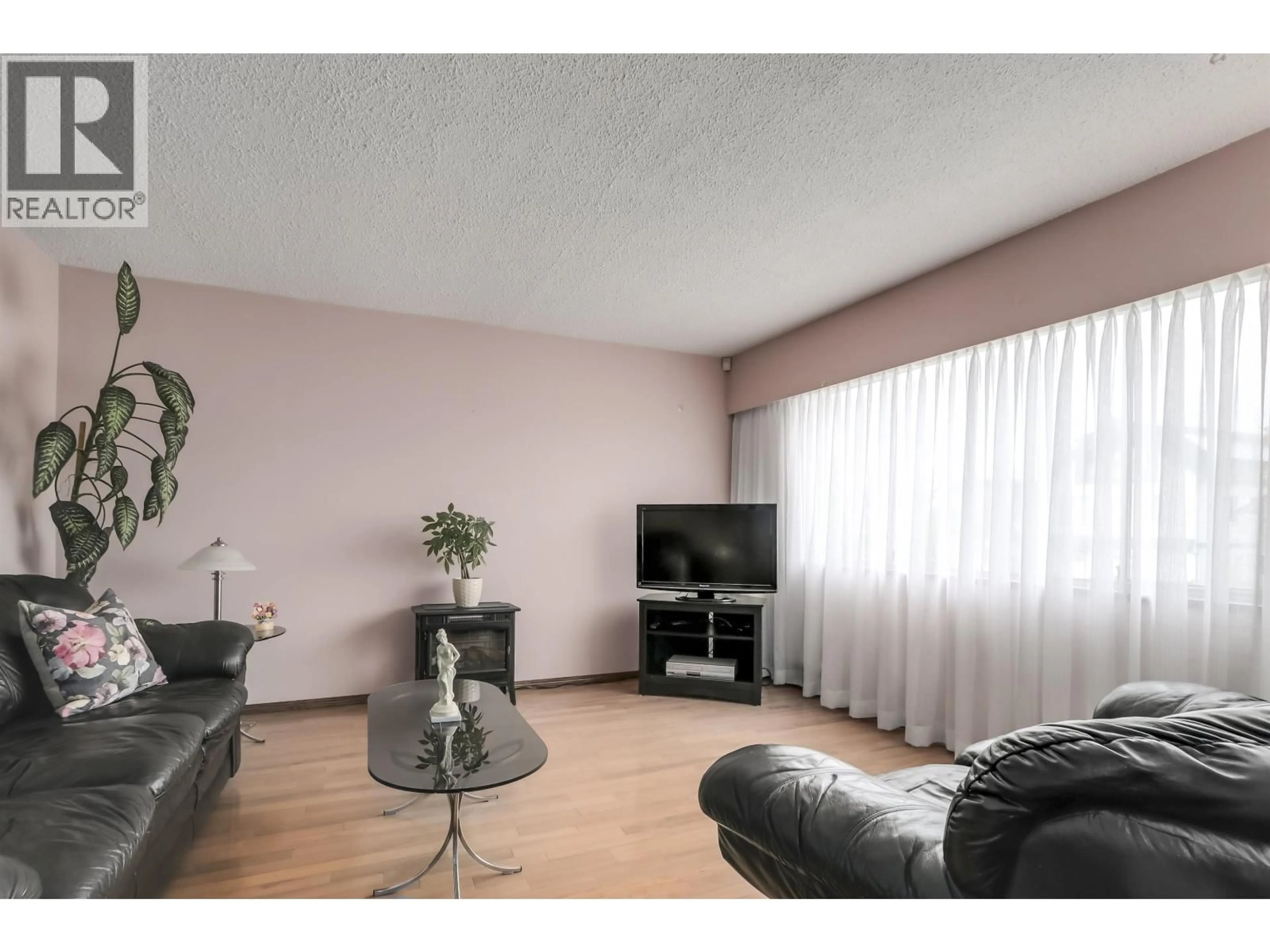 Living room with furniture, wood/laminate floor for 2636 TRIUMPH STREET, Vancouver British Columbia V5K1S9