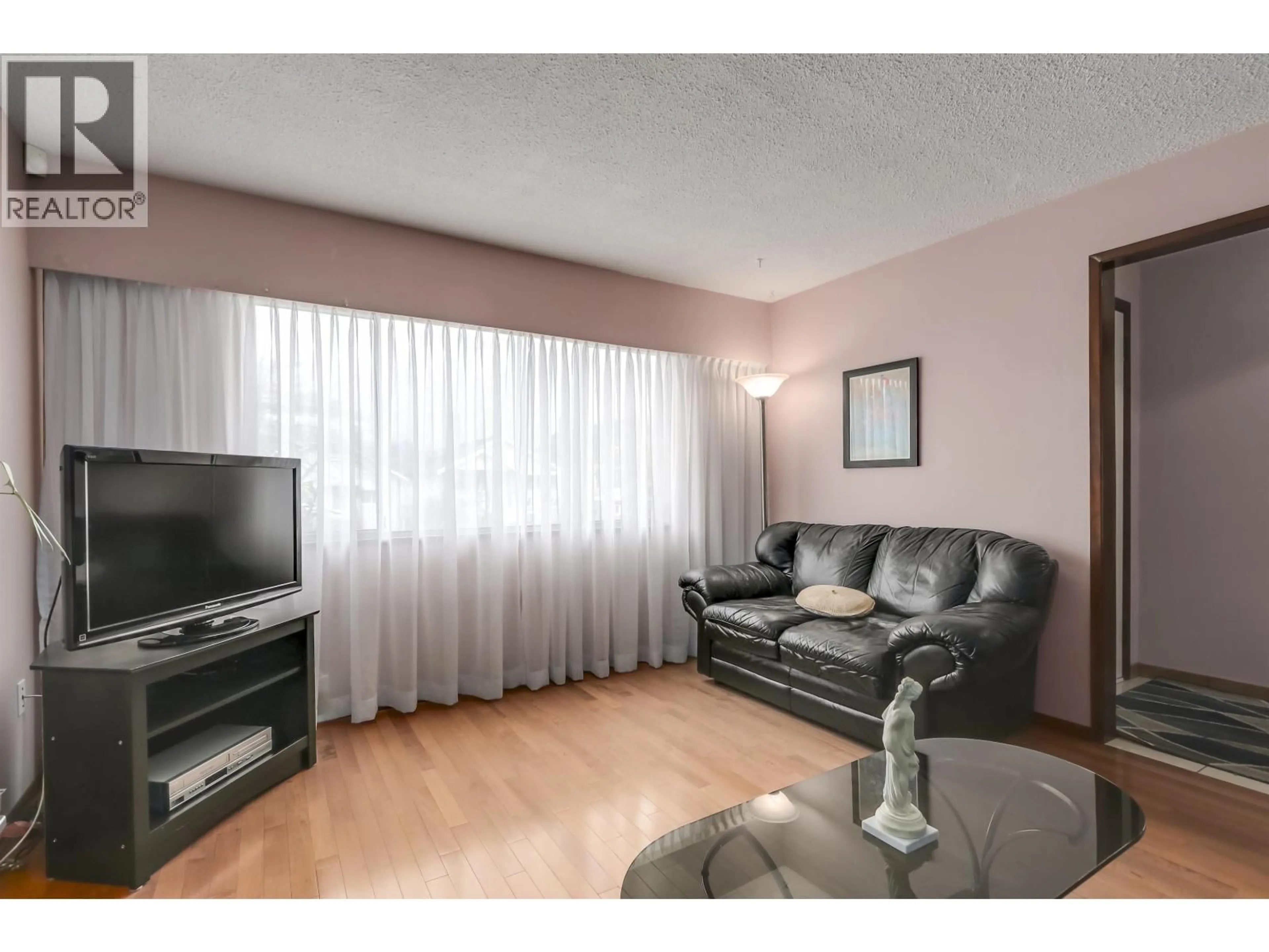 Living room with furniture, wood/laminate floor for 2636 TRIUMPH STREET, Vancouver British Columbia V5K1S9