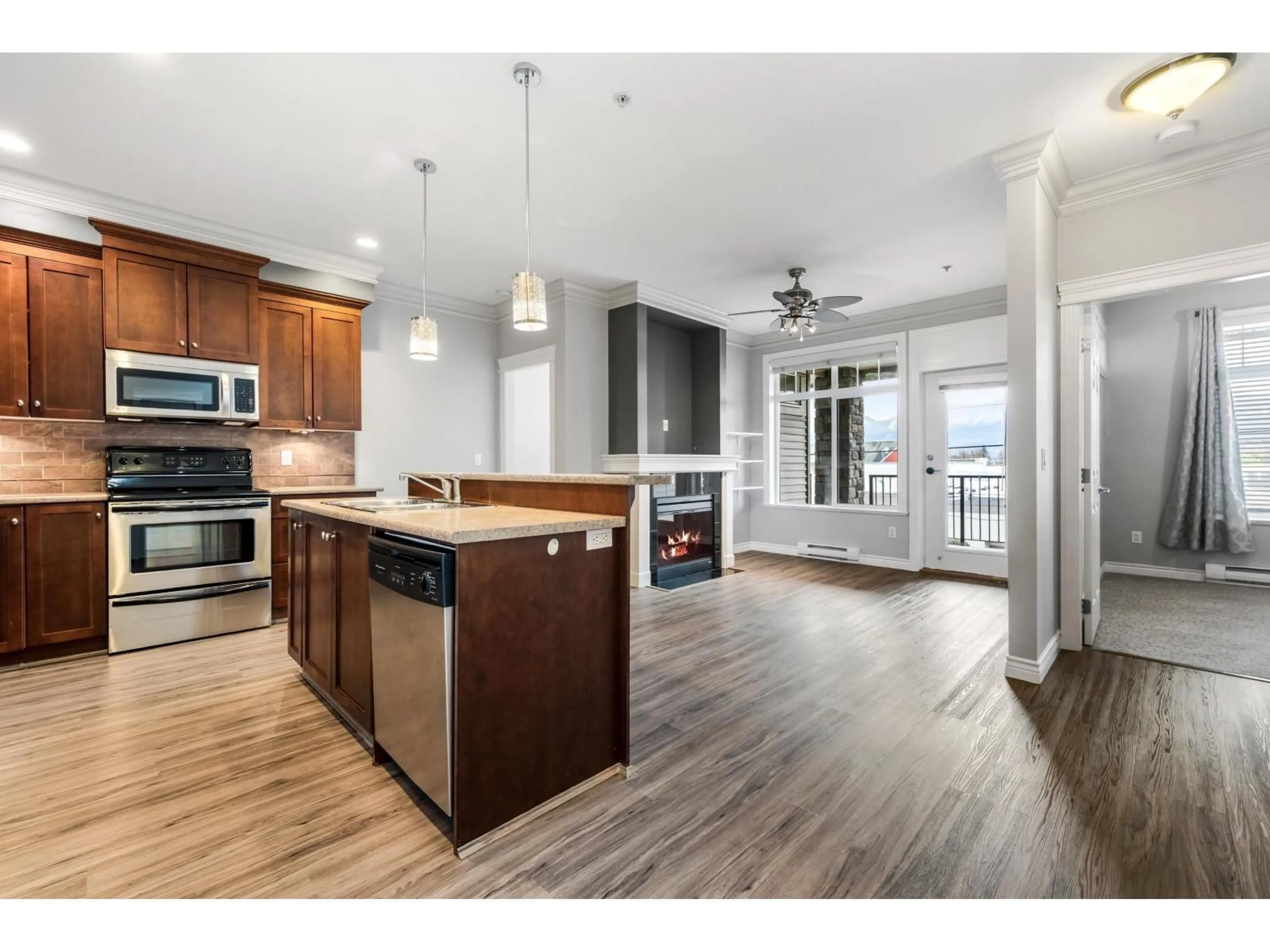 Open concept kitchen, wood/laminate floor for 204 - 9108 MARY STREET, Chilliwack British Columbia V2P4J1