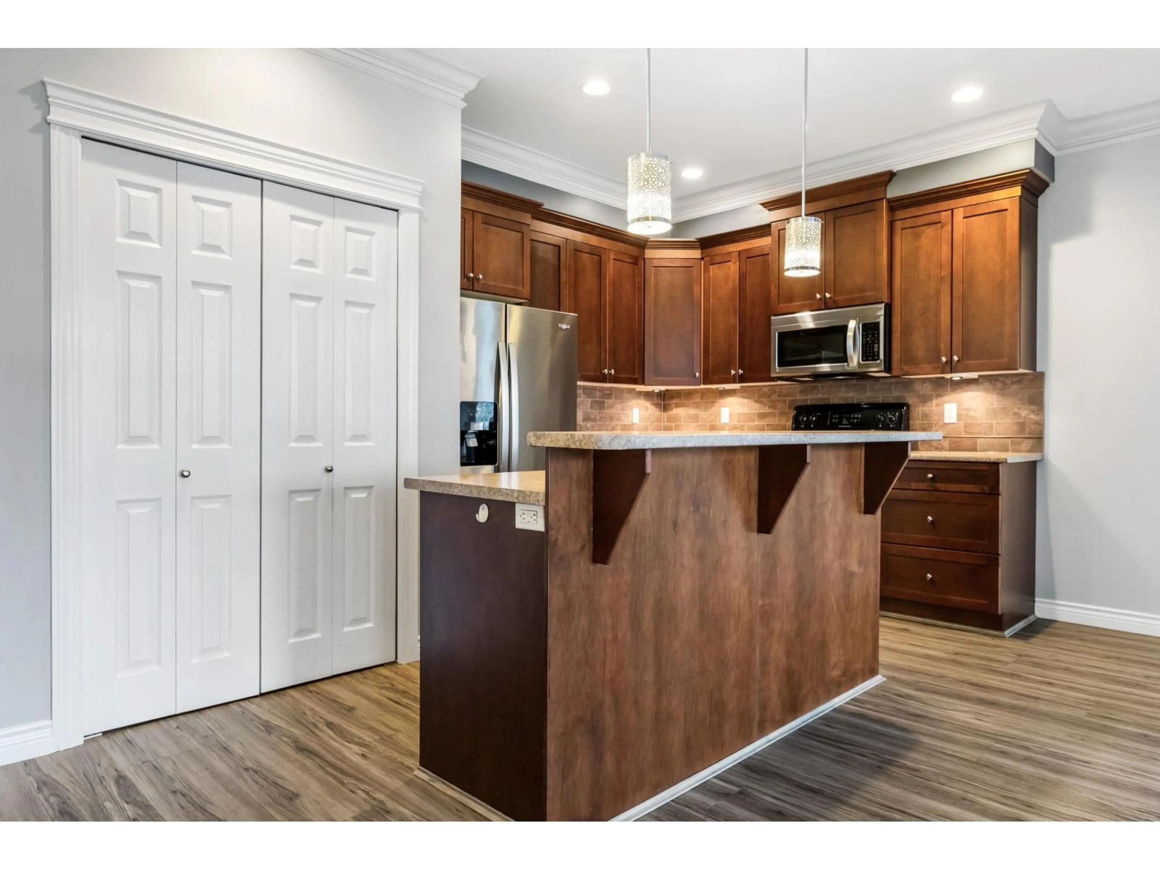 Open concept kitchen, wood/laminate floor for 204 - 9108 MARY STREET, Chilliwack British Columbia V2P4J1
