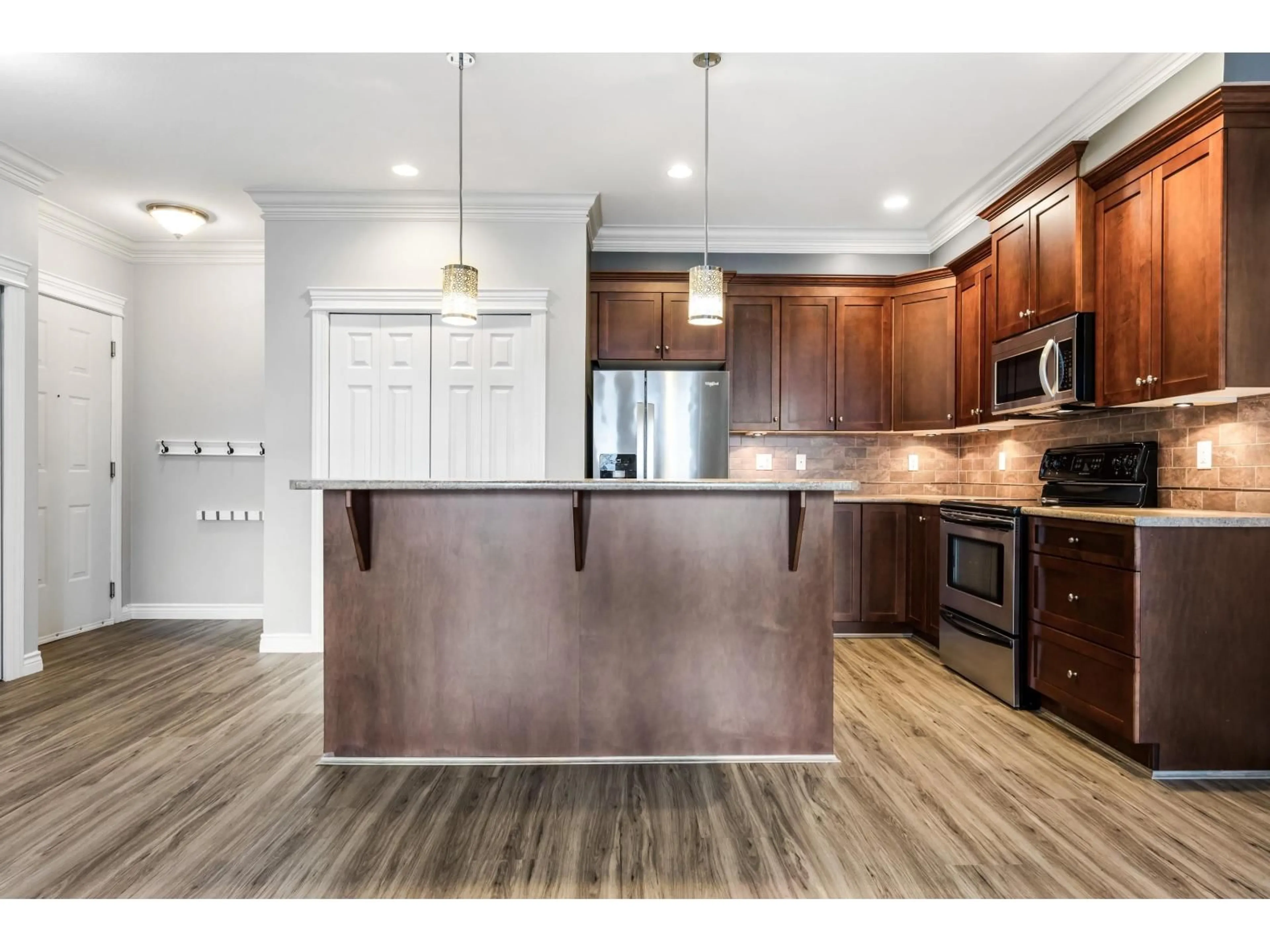 Open concept kitchen, wood/laminate floor for 204 - 9108 MARY STREET, Chilliwack British Columbia V2P4J1