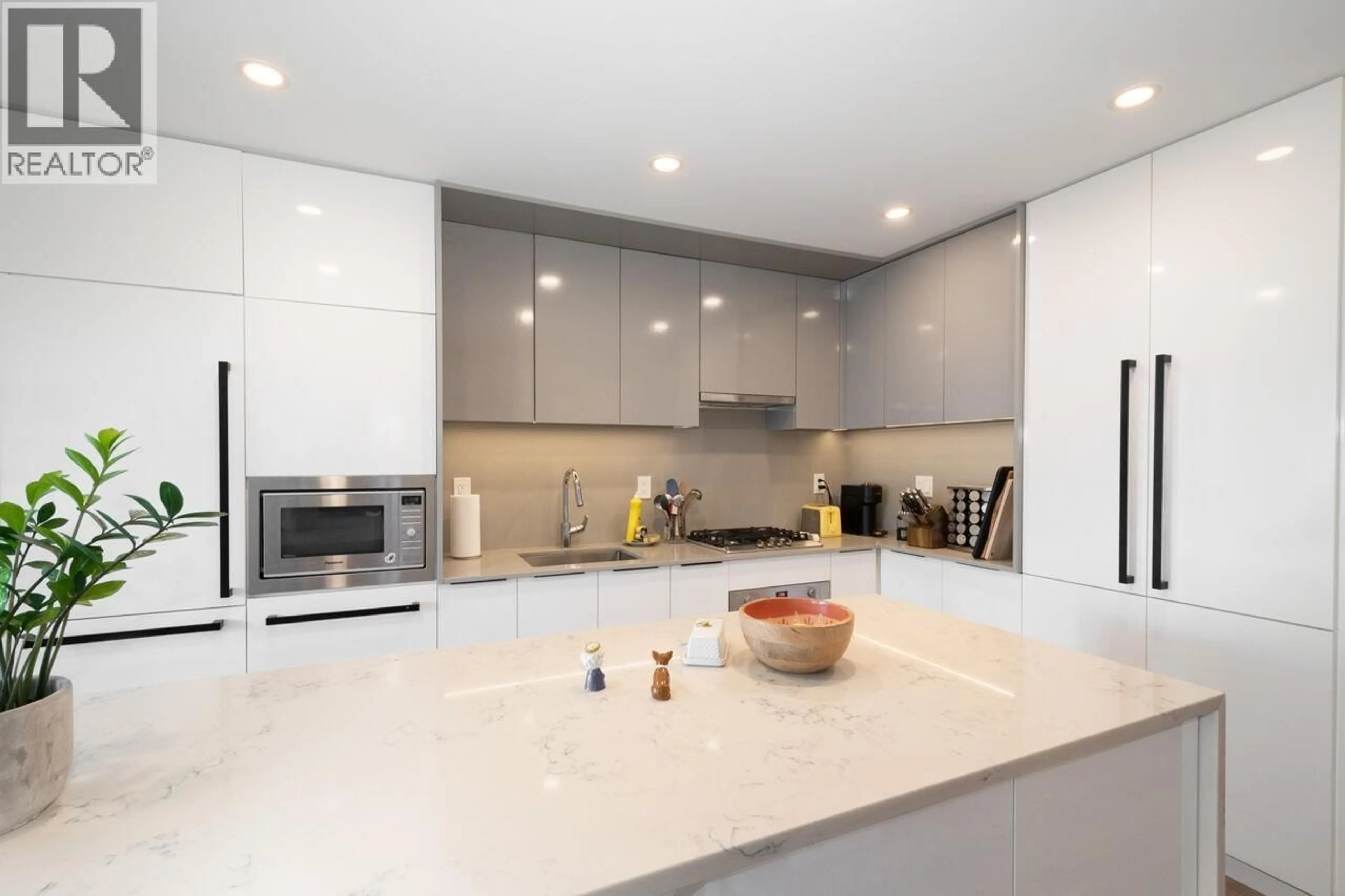 Contemporary kitchen, unknown for 707 - 4711 HAZEL STREET, Burnaby British Columbia V5H0J9