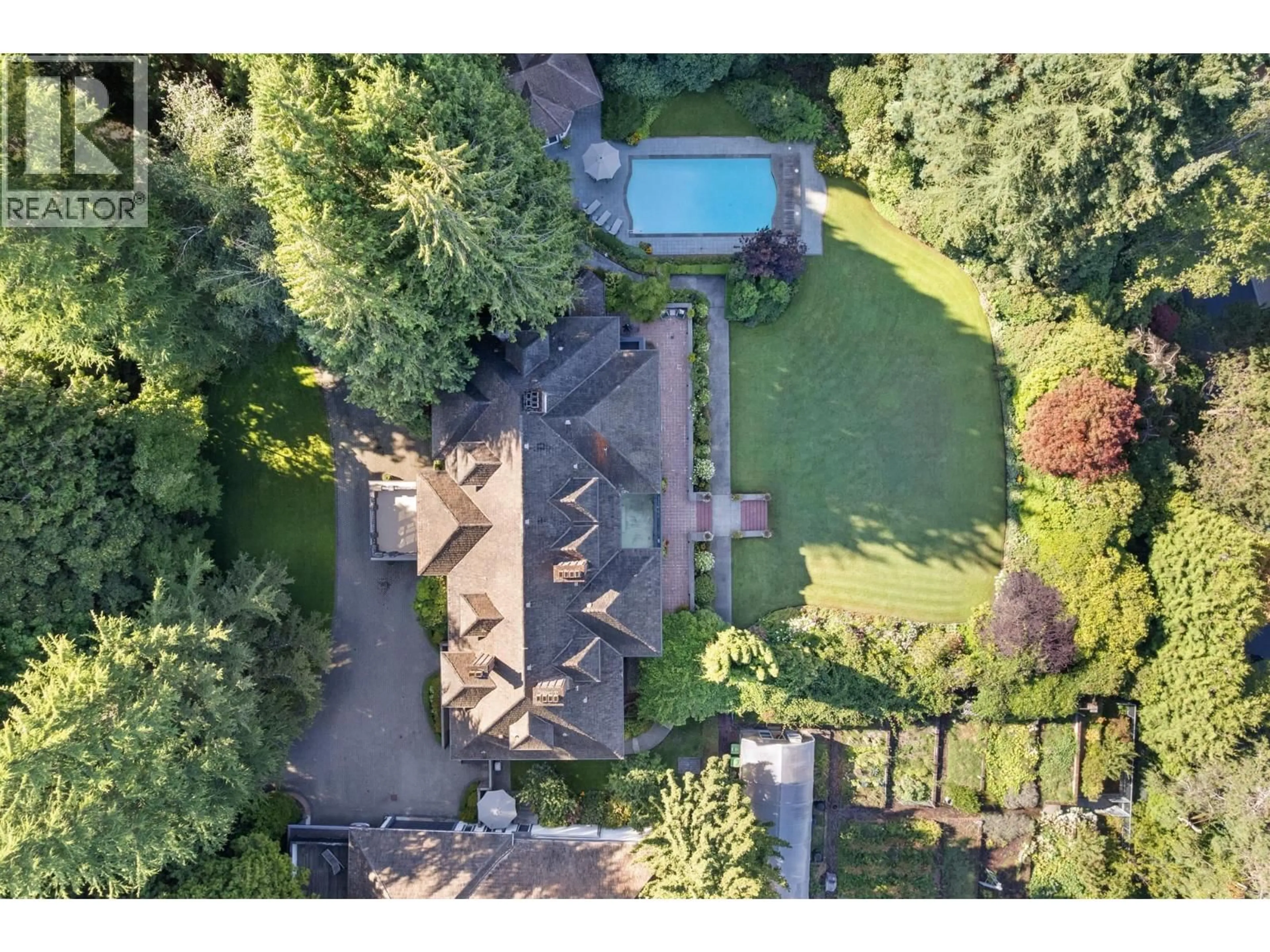 A pic from outside/outdoor area/front of a property/back of a property/a pic from drone, unknown for 2206 MARINE DRIVE, Vancouver British Columbia V6P6C2