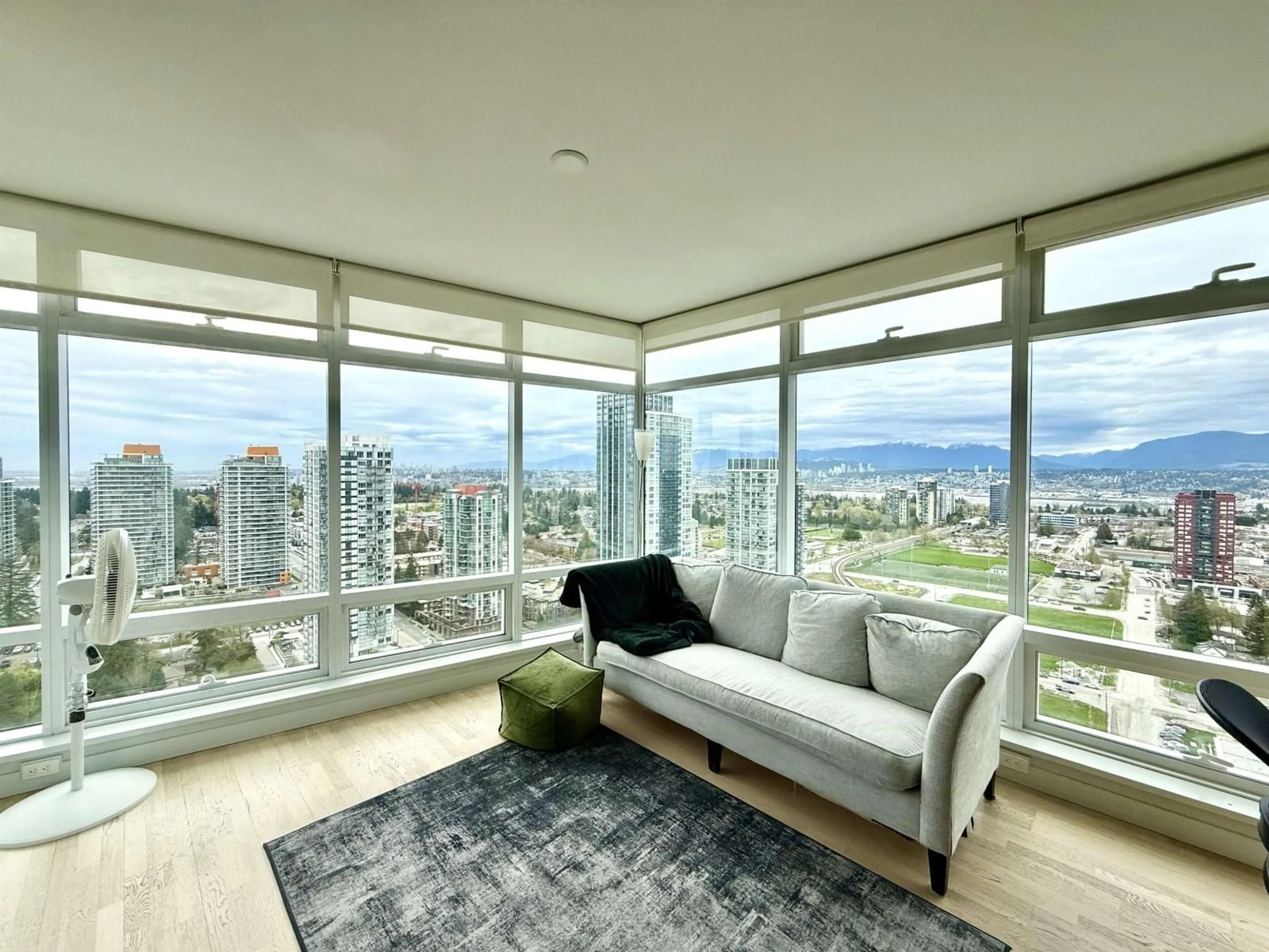 Living room with furniture, unknown for 2710 - 13495 CENTRAL AVENUE, Surrey British Columbia V3T0K2