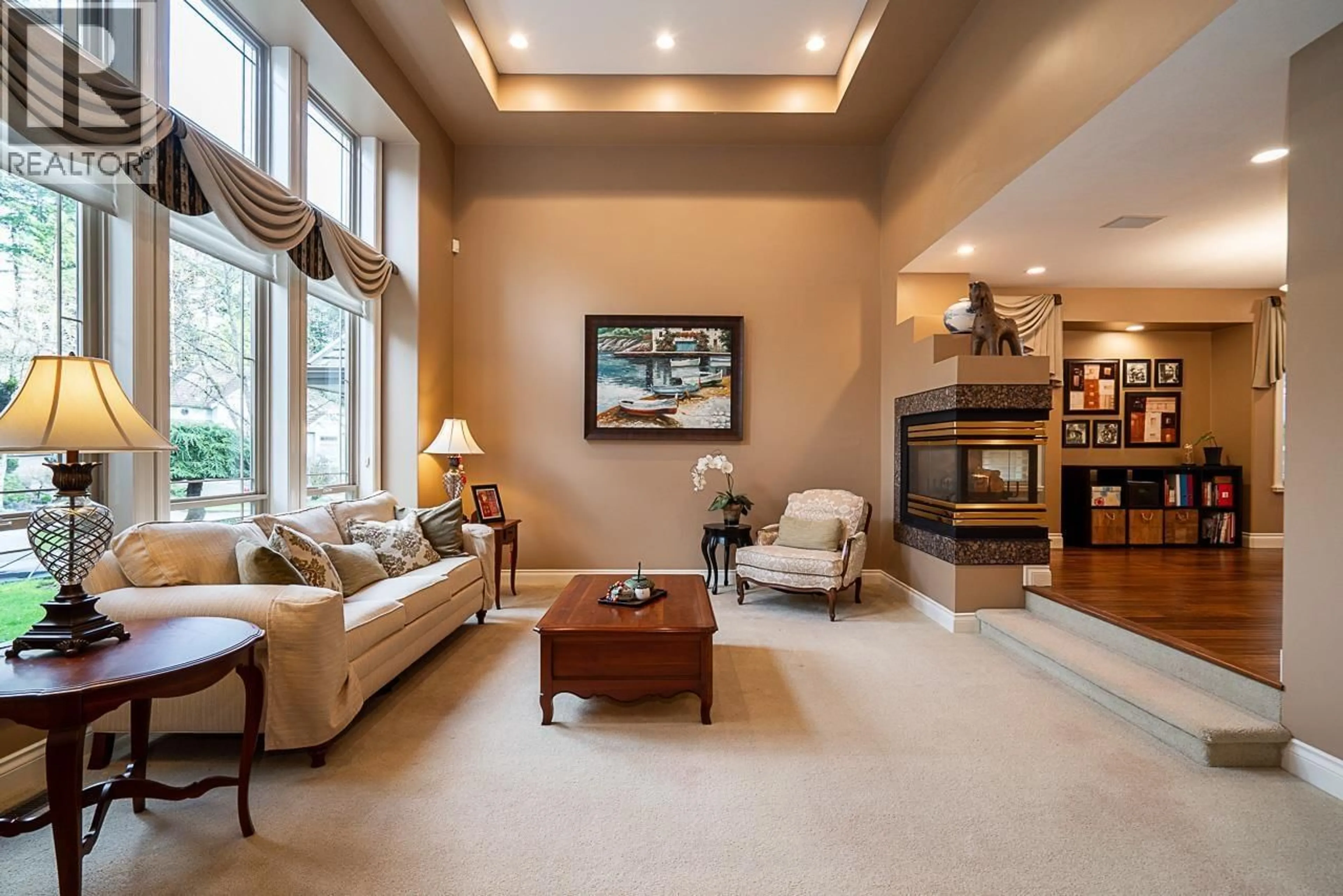 Living room with furniture, ceramic/tile floor for 76 EAGLE PASS, Port Moody British Columbia V3H5E7