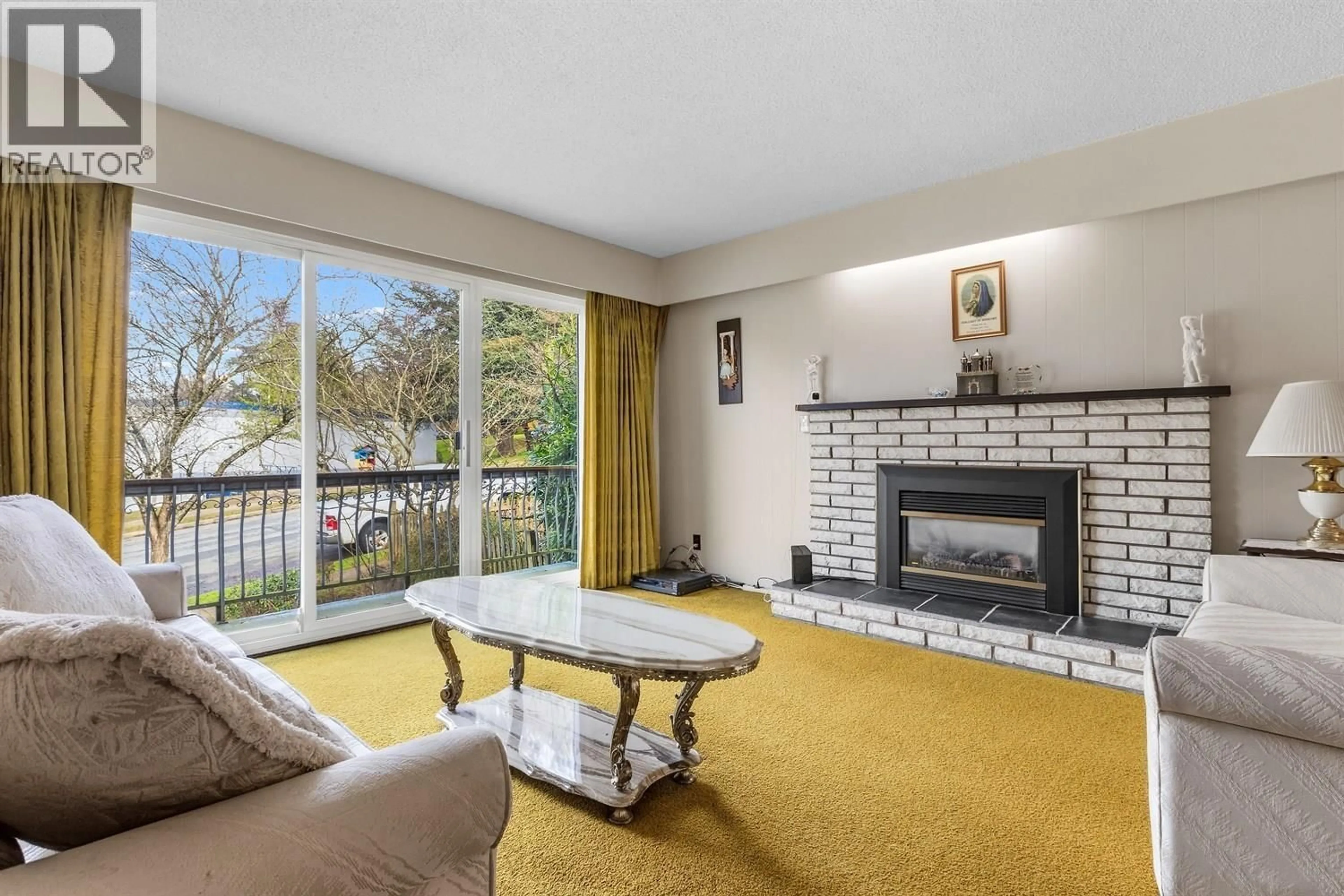 Living room with furniture, carpet floor for 3080 TURNER STREET, Vancouver British Columbia V5K2G9