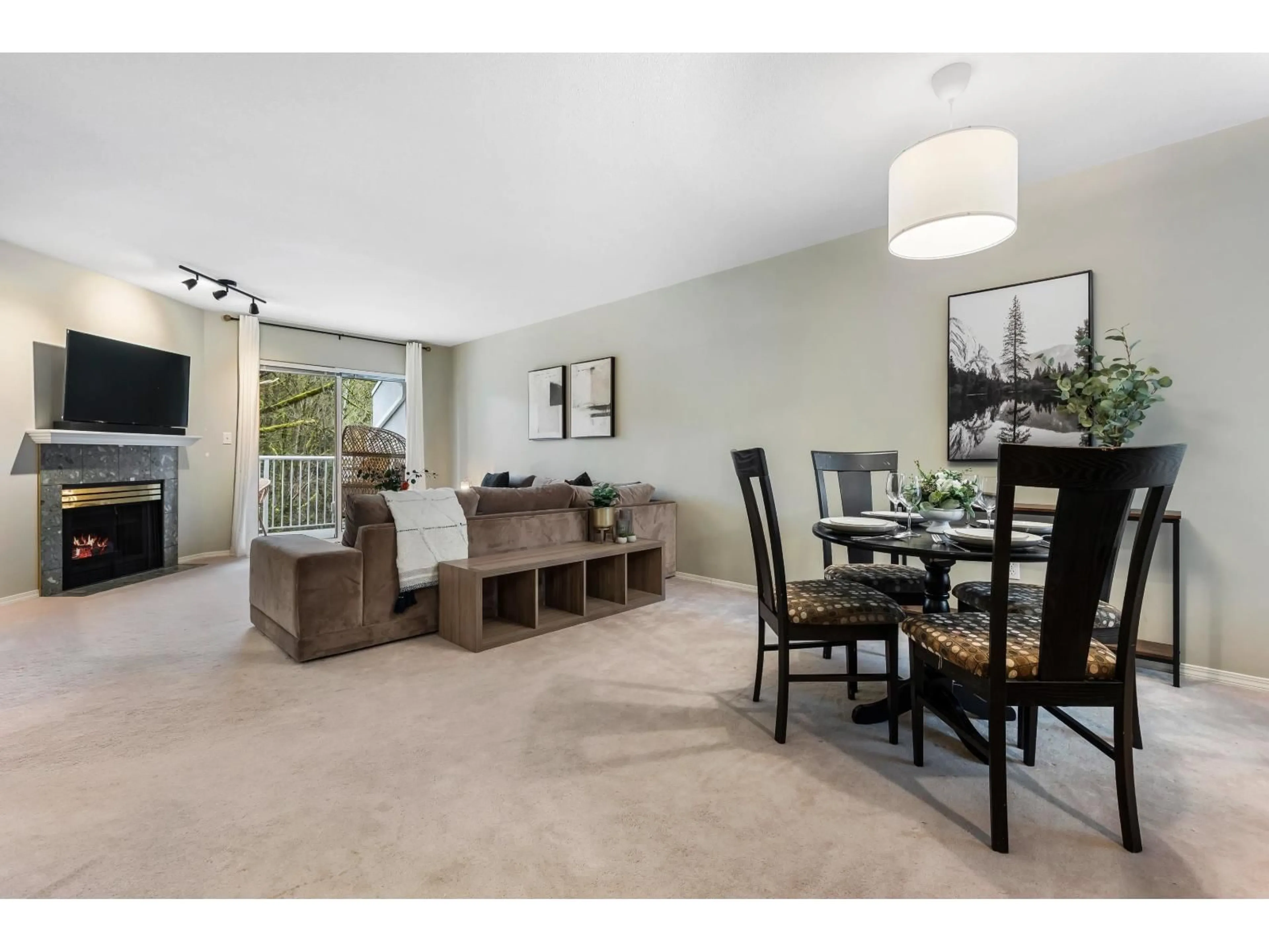 Living room with furniture, carpet floor for 45 - 3902 LATIMER STREET, Abbotsford British Columbia V2S7L5