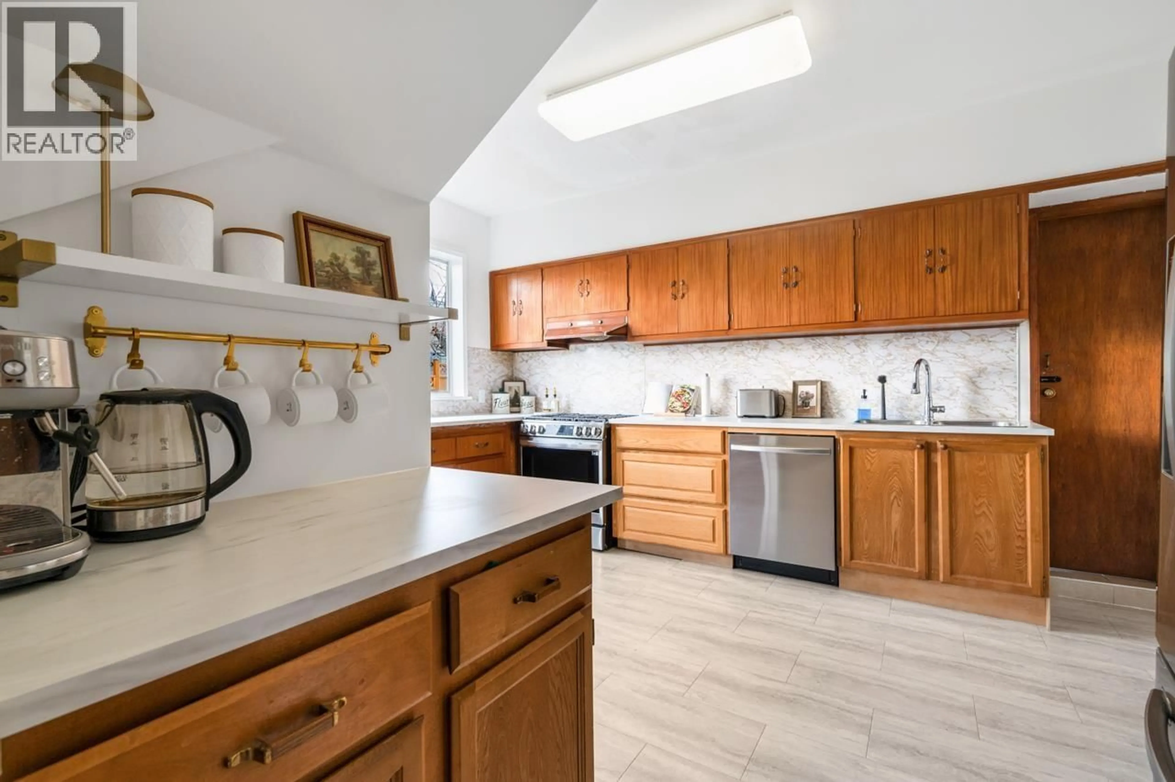 Open concept kitchen, ceramic/tile floor for 1311 NANAIMO STREET, New Westminster British Columbia V3M2G1