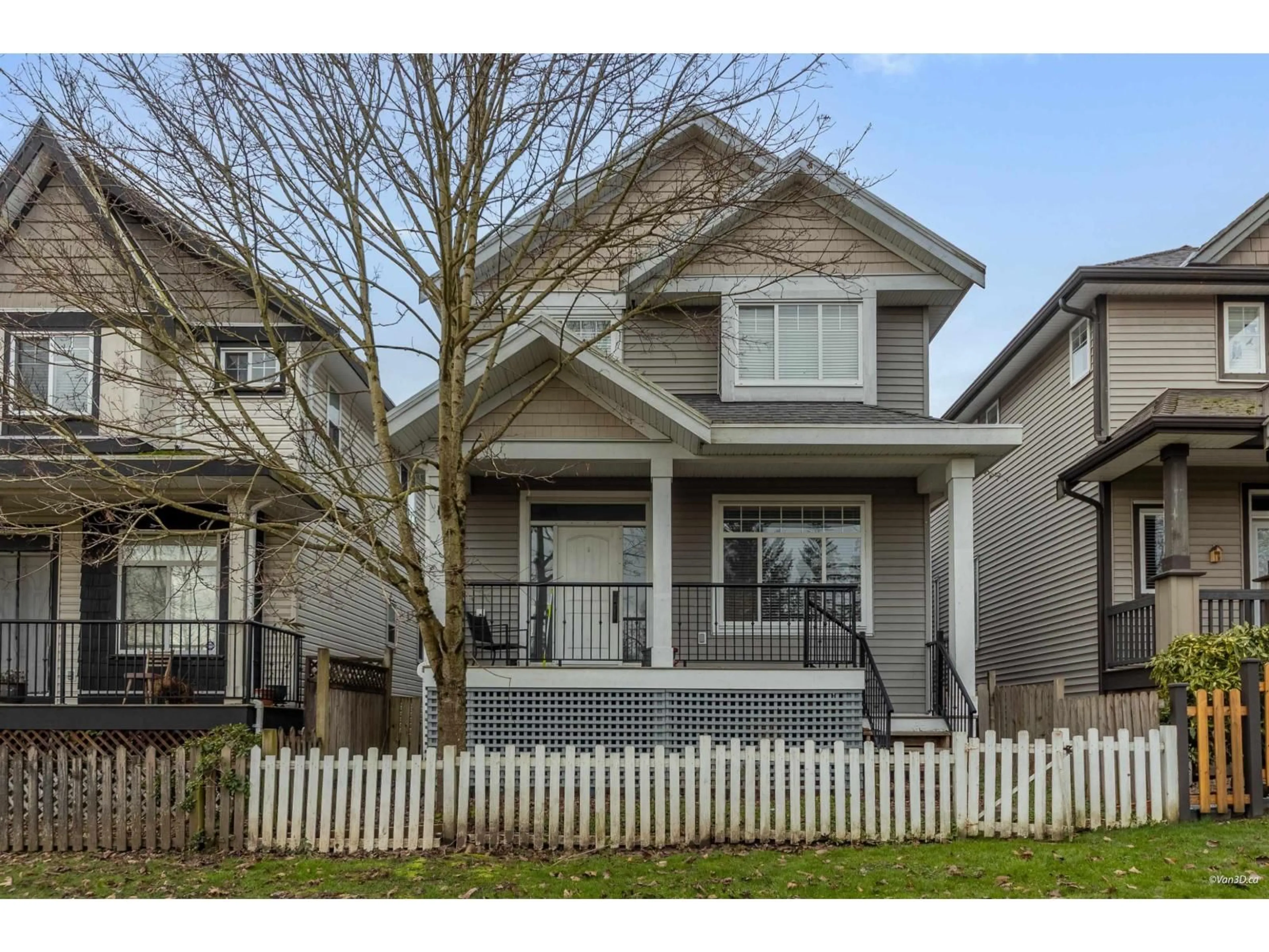 Home with vinyl exterior material, street for 6686 195 STREET, Surrey British Columbia V4N5T4