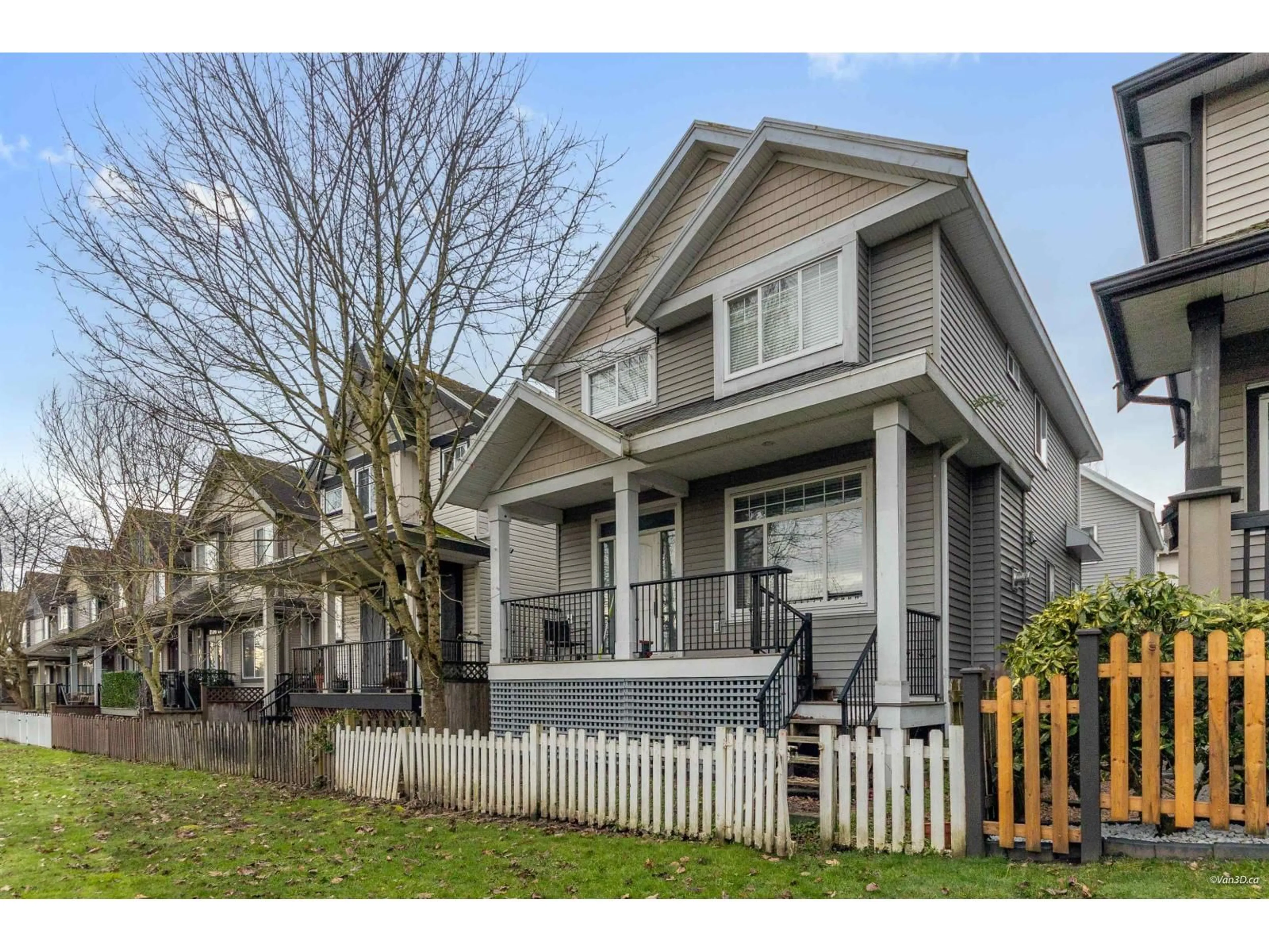 Home with vinyl exterior material, street for 6686 195 STREET, Surrey British Columbia V4N5T4