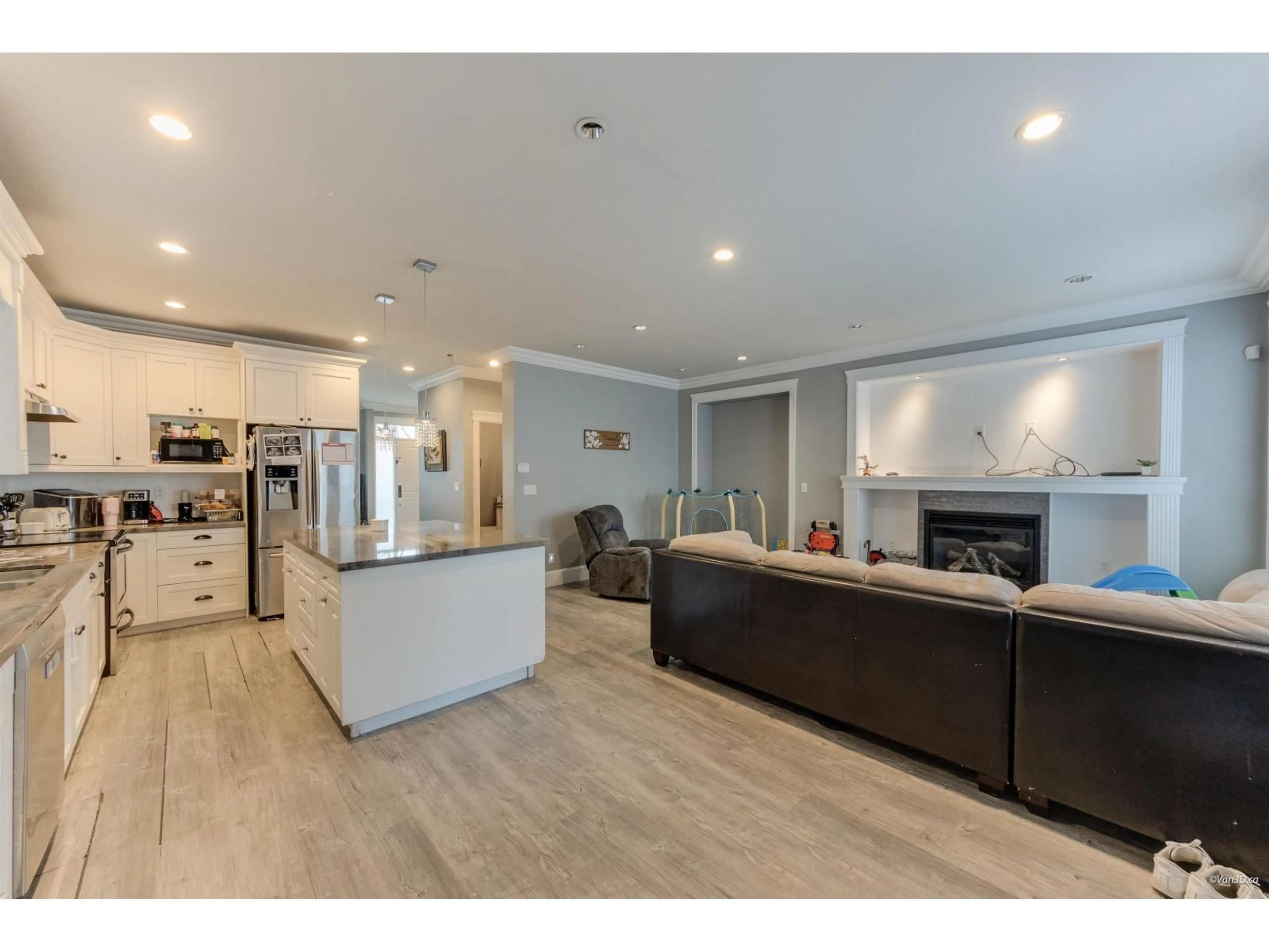 Open concept kitchen, wood/laminate floor for 6686 195 STREET, Surrey British Columbia V4N5T4