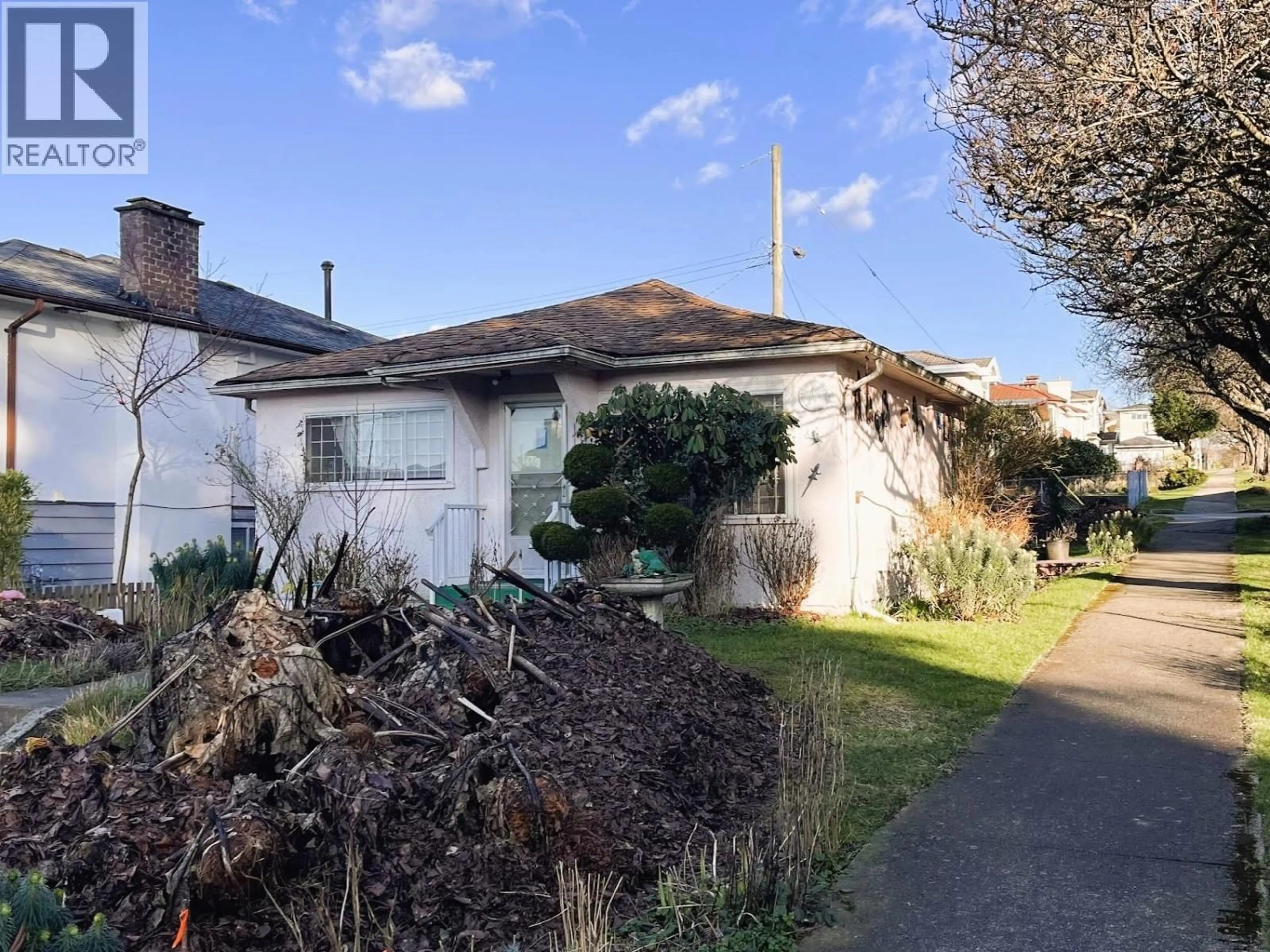 A pic from outside/outdoor area/front of a property/back of a property/a pic from drone, street for 3996 LILLOOET STREET, Vancouver British Columbia V5R2E8