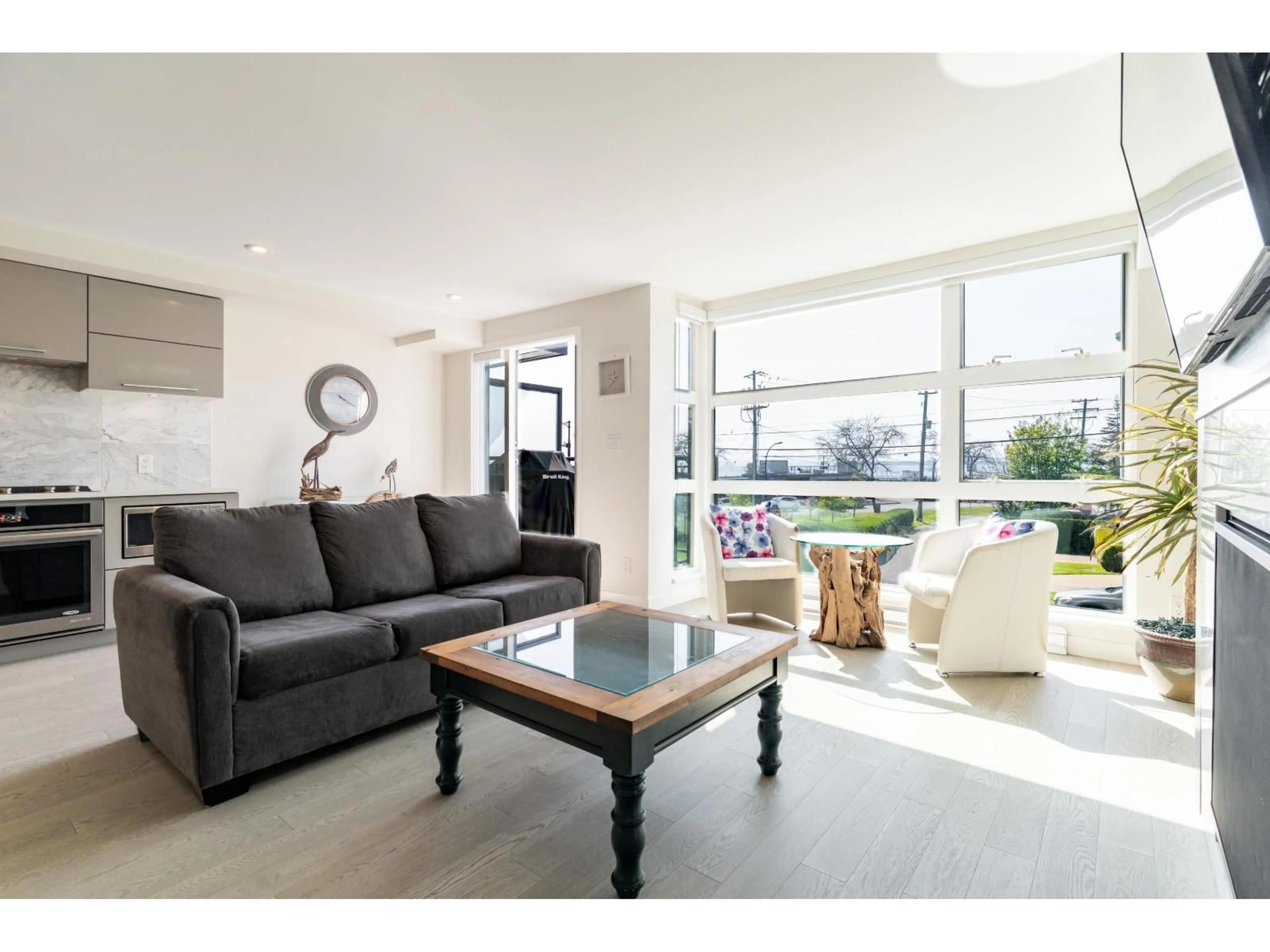 Living room with furniture, unknown for 203 - 1160 OXFORD STREET, White Rock British Columbia V4B0B3