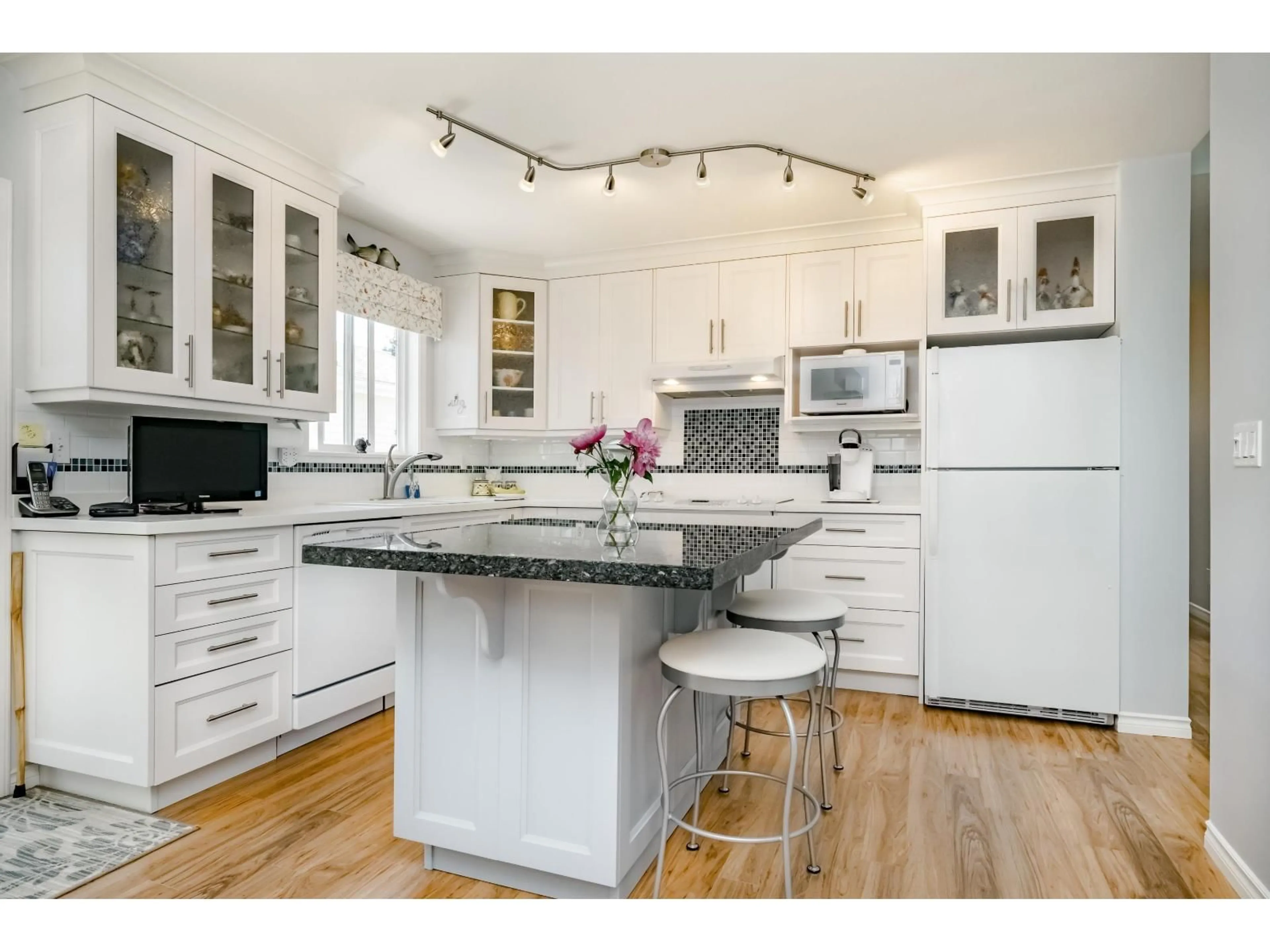 Contemporary kitchen, unknown for 65 - 1400 164 STREET, Surrey British Columbia V4A8V8