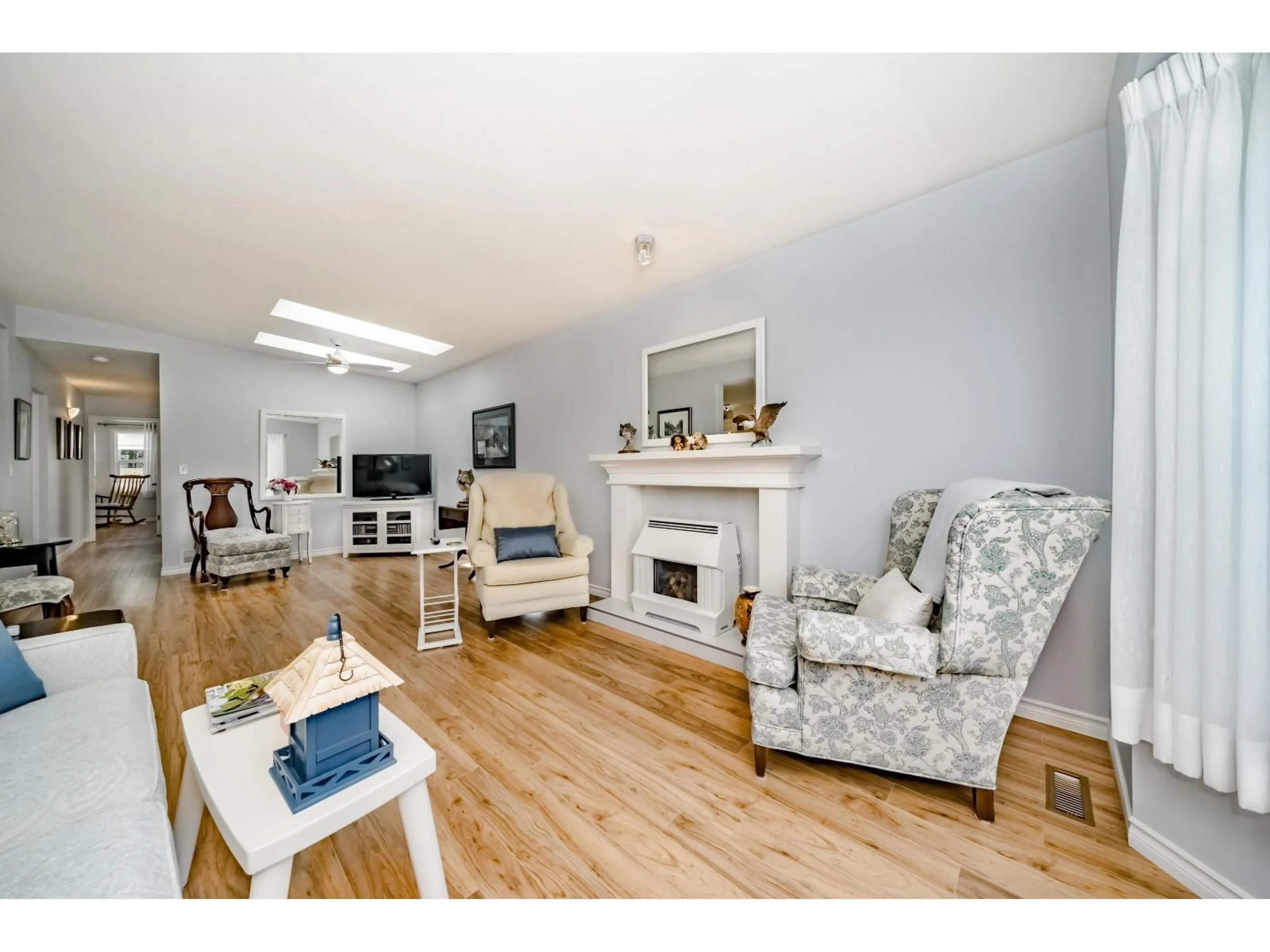 Living room with furniture, wood/laminate floor for 65 - 1400 164 STREET, Surrey British Columbia V4A8V8