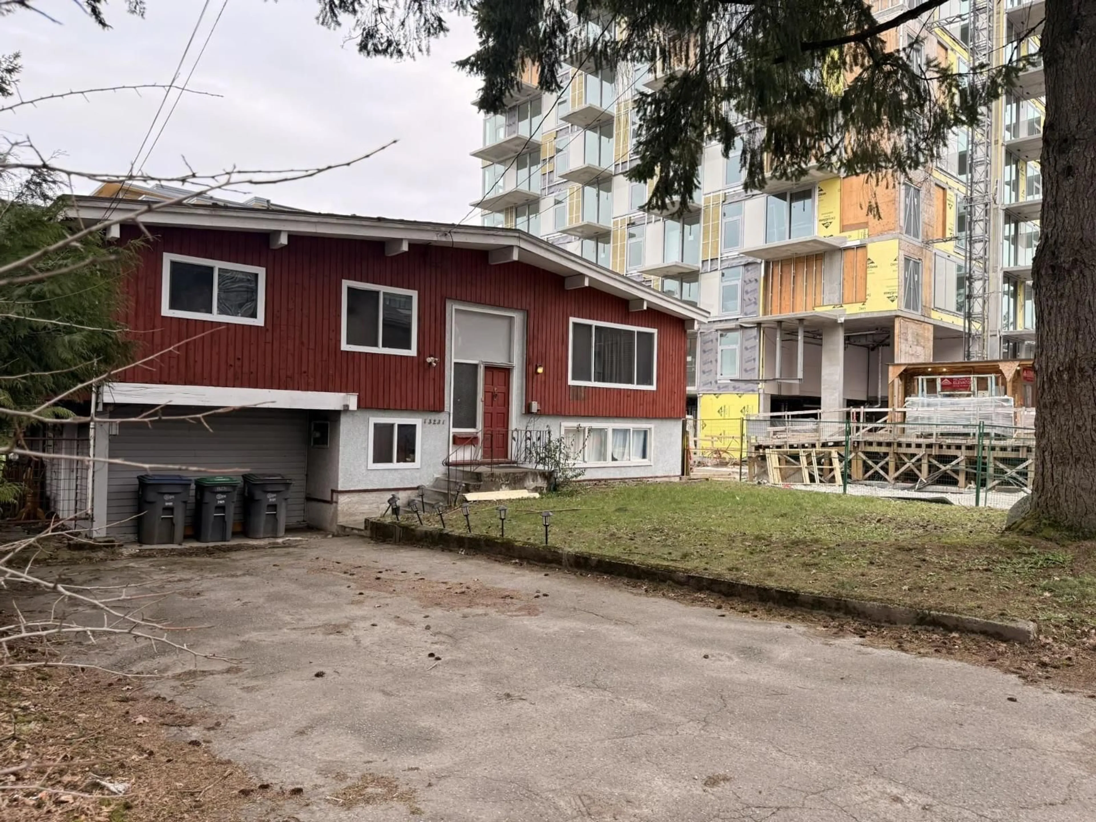Patio, building for 13231 104A AVENUE, Surrey British Columbia V3T1Y6
