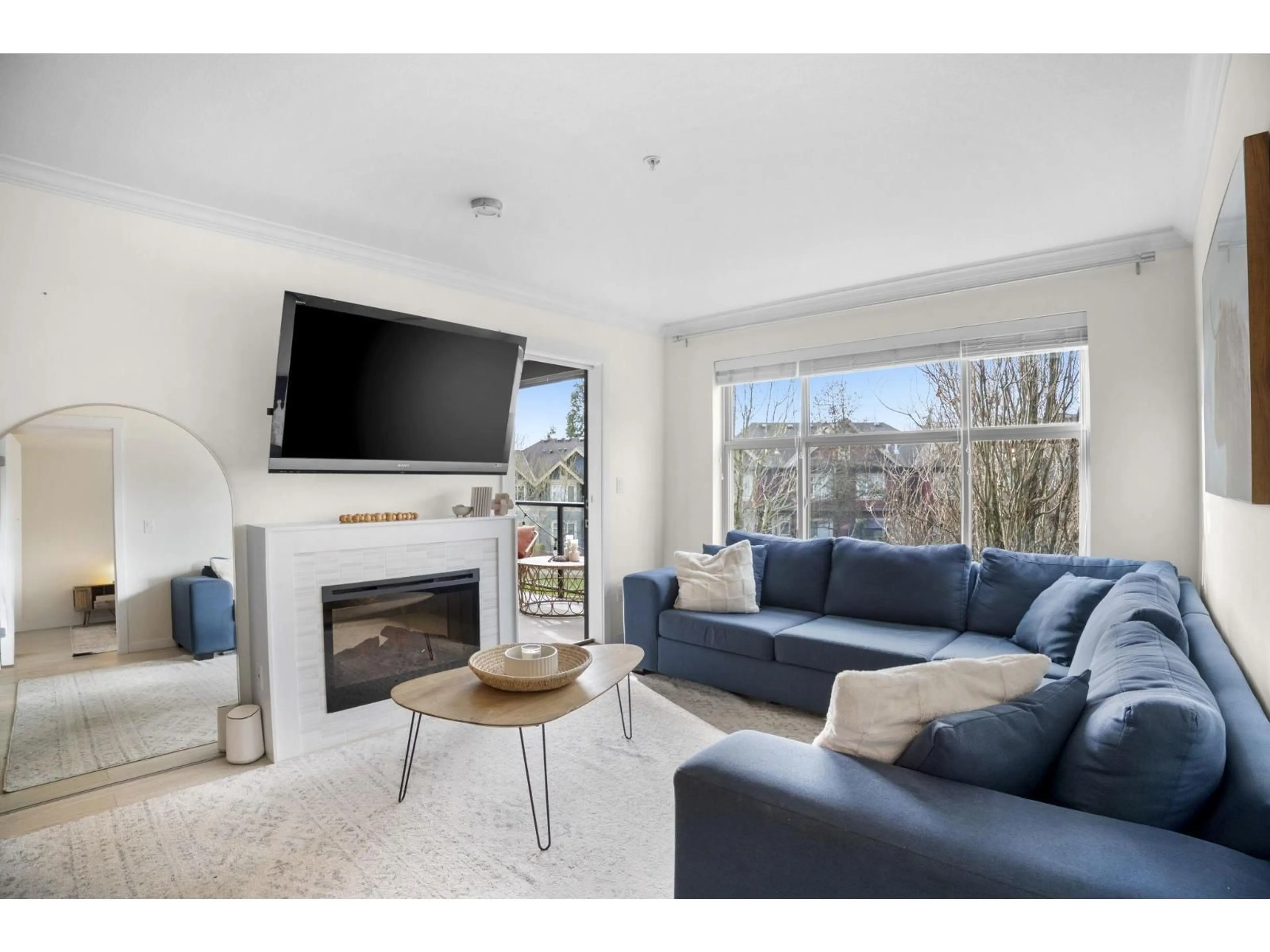 Living room with furniture, unknown for 201 - 19201 66A AVENUE, Surrey British Columbia V4N6N7