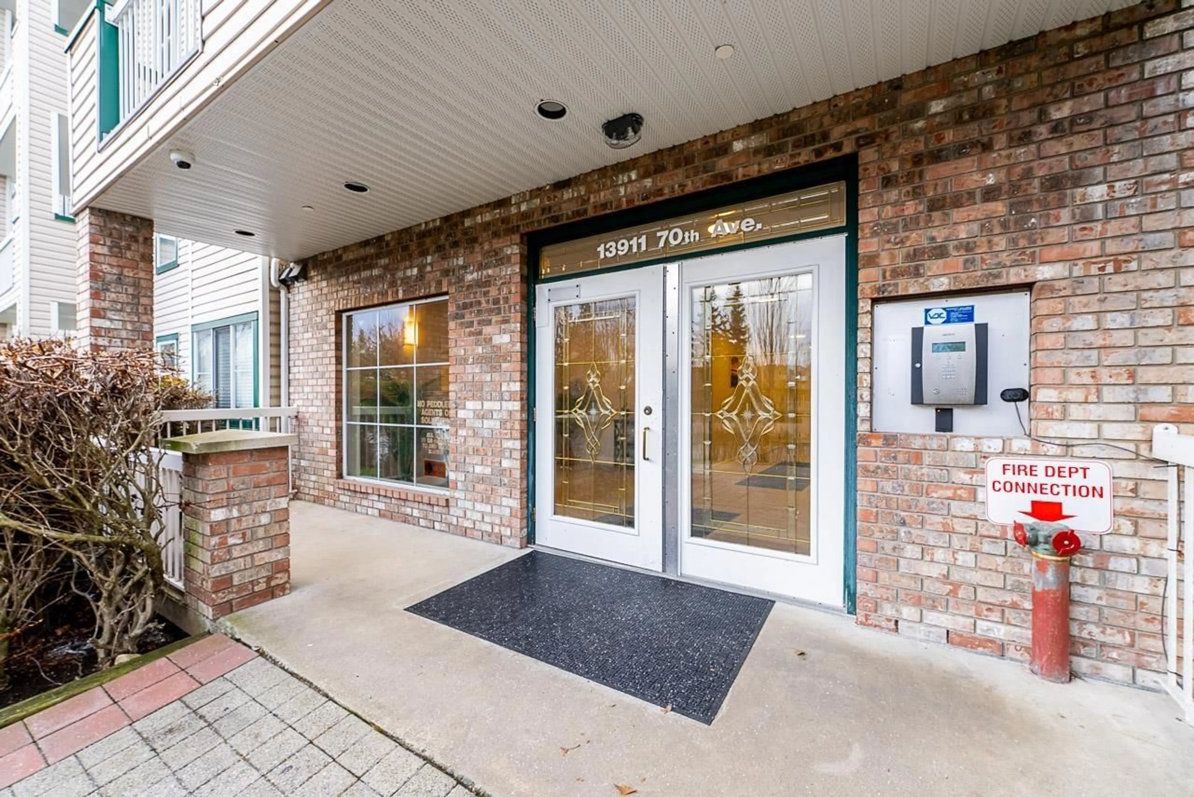 Indoor foyer for 302 - 13911 70 AVENUE, Surrey British Columbia V3W6B4