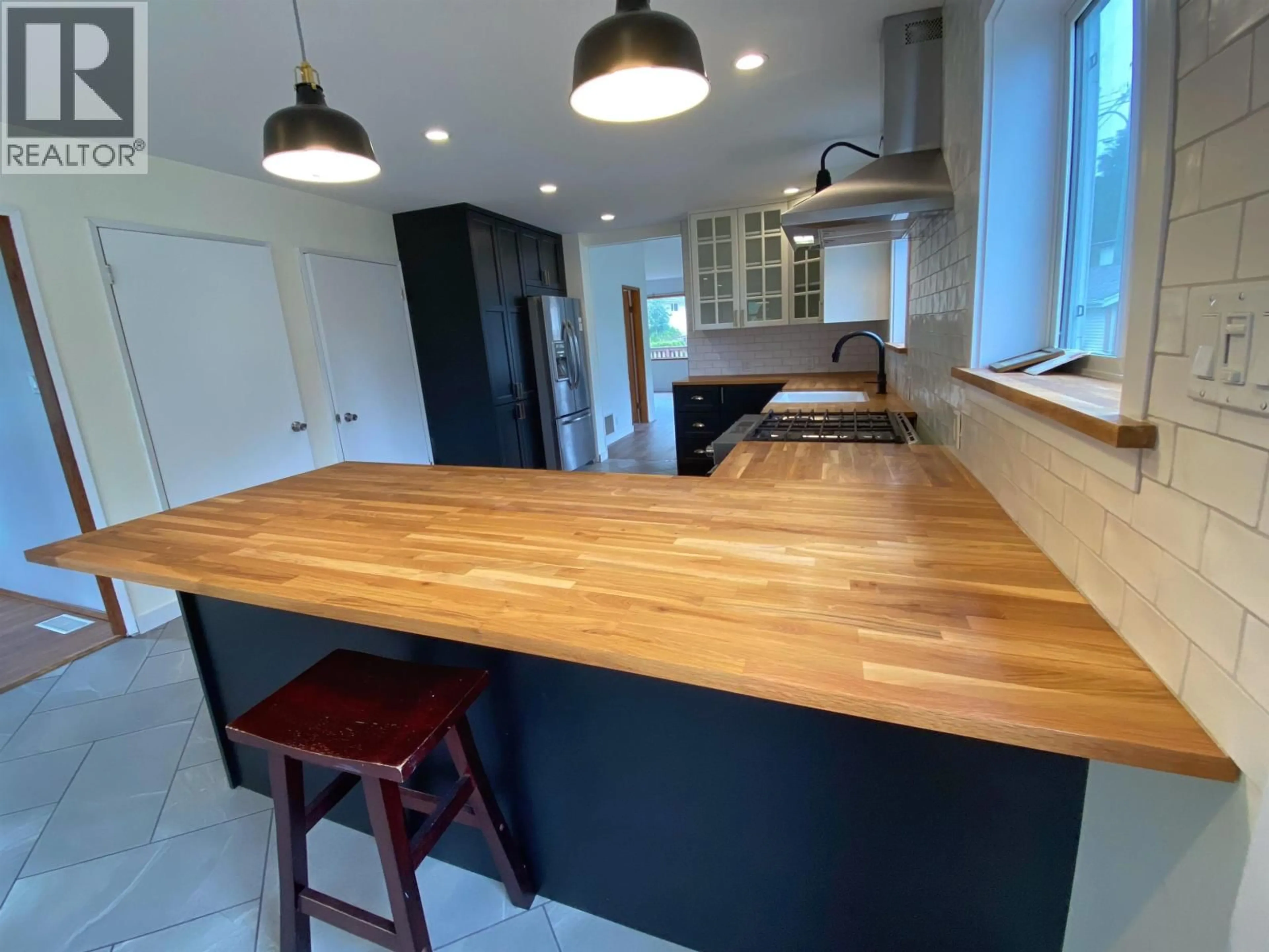 Contemporary kitchen, wood/laminate floor for 2103 SEAL COVE CIRCLE, Prince Rupert British Columbia V8J2G4